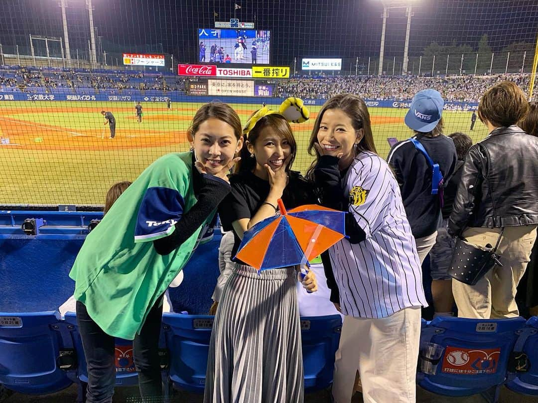 陽菜えみるさんのインスタグラム写真 - (陽菜えみるInstagram)「. 野球好きとの集い🏟✨✨ 観戦に盛り上がるのはもちろん 球場で情報交換出来るのも 楽しいんですっ😆👍⚾️💕 . セ・リーグ、パ・リーグ... 独立リーグなど 野球話は多岐に渡ります(笑) . . 色んな野球の試合を観る‼️‼️ ユニフォームやグッツを 身につけて応援する‼️‼️ その日その時の 現地の温度を感じる‼️‼️ これが本来の “えみるの観戦スタイル⚾️🔥🔥” 周りに迷惑をかけなければ みんなそれぞれ 自由な楽しみ方でいいと思う😌✨ . (どこファンだろうが、誰推しだろうが、 私のように贔屓はあっても無類の野球好きだろうが、 関係ない。『野球好き』みんなで楽しく観たらいい。) . . #ユニフォーム #ユニフォームマジック #野球女子 #ユニフォーム女子 #無類の野球好き #無類の野球ファン #プロ野球 #npb #セリーグ #野球観戦 #野球好きな人と繋がりたい #陽菜えみる #阪神 #阪神タイガース #タイガース #阪神ファン #虎ファン #toraco #梅野隆太郎 捕手 #大山悠輔 選手 #ヤクルト #ヤクルトスワローズ #ヤクルトレディ #つばめ女子 #ブキャナン 投手 #山崎晃太郎 選手 #雄平 選手 #村上宗隆 選手」5月8日 13時59分 - emiru_haruna