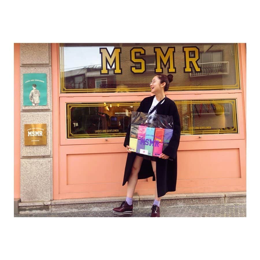 堀田真由さんのインスタグラム写真 - (堀田真由Instagram)「✈︎❤︎❤︎ 親友と少し前に韓国へ ずっと気になっていた MSMRにも行けました。 ボックスもステッカーも 種類が豊富で可愛かったなぁ  #MSMR #🧦❤️」5月8日 14時03分 - mayuhotta