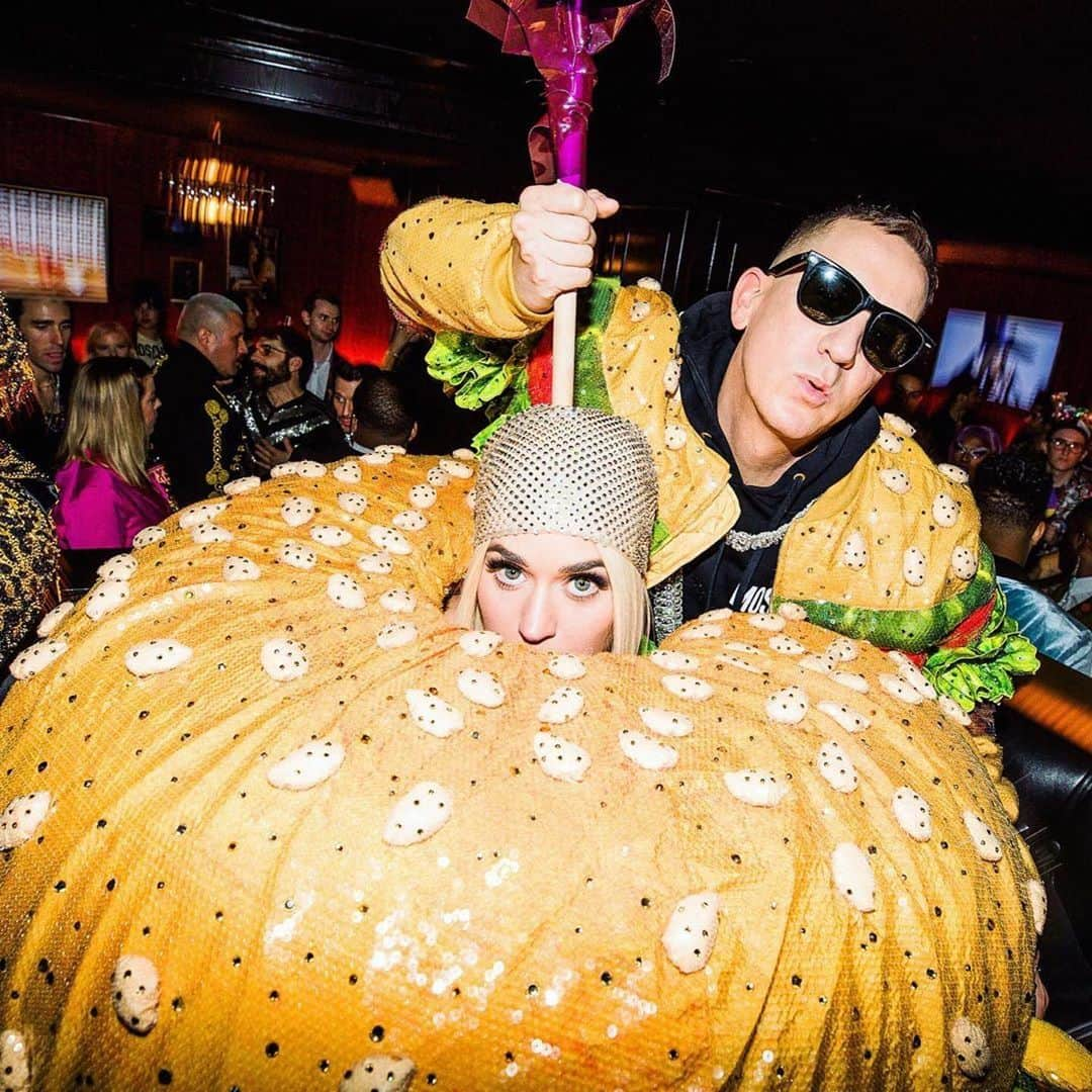 Moschinoさんのインスタグラム写真 - (MoschinoInstagram)「#Repost @ronyalwin ・・・ 🍔 @moschino ball up on @fun_mag 🍔 @katyperry #katyperry @itsjeremyscott #jeremyscott @playboyclubnyc @cirocvodka @perrierusa @pommeryusa」5月8日 14時10分 - moschino