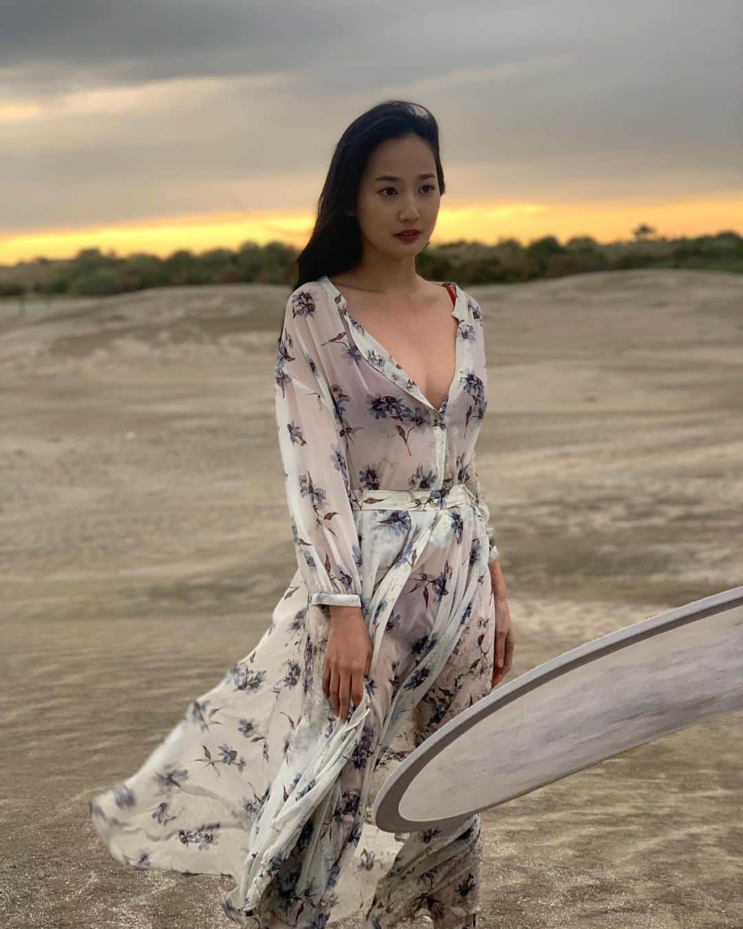 高嶋香帆のインスタグラム：「海と夕焼けと砂と。 半年前から撮影していたものが、昨日全て撮り終えました😊 . あとは皆様に見て頂くのみ。 お届けできる日が待ち遠しいです。 . #グラビア #japanesegirl #asiangirls #followme #ビジョビ」