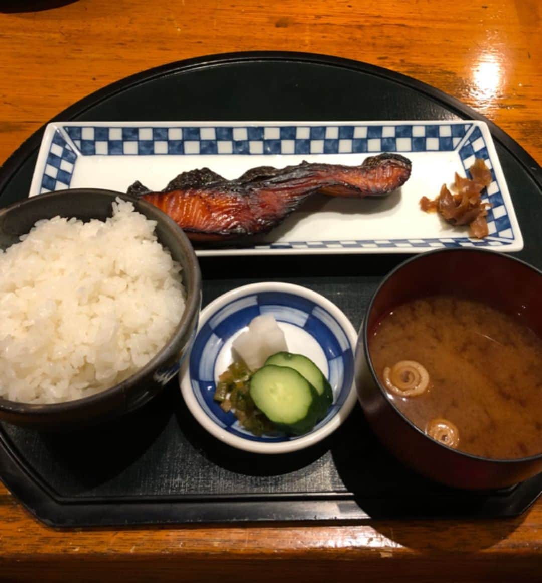 B JIRUSHI YOSHIDAさんのインスタグラム写真 - (B JIRUSHI YOSHIDAInstagram)「【代官山LUNCH】 【店名】食彩 かどた 【メニュー】銀しゃけ味噌漬け 【PRICE】¥1,290- 【一言】今日は恵比寿で以前から気になっていたかどたの銀しゃけ味噌漬けを。味噌漬けされたしゃけはご飯との相性もバッチリ。二杯目のお米には大根おろしをかけることで2度食事を楽しむことができます。  #B印ランチ #代官山ランチ #食彩かどた#恵比寿ランチ」5月8日 14時19分 - bjirushiyoshida
