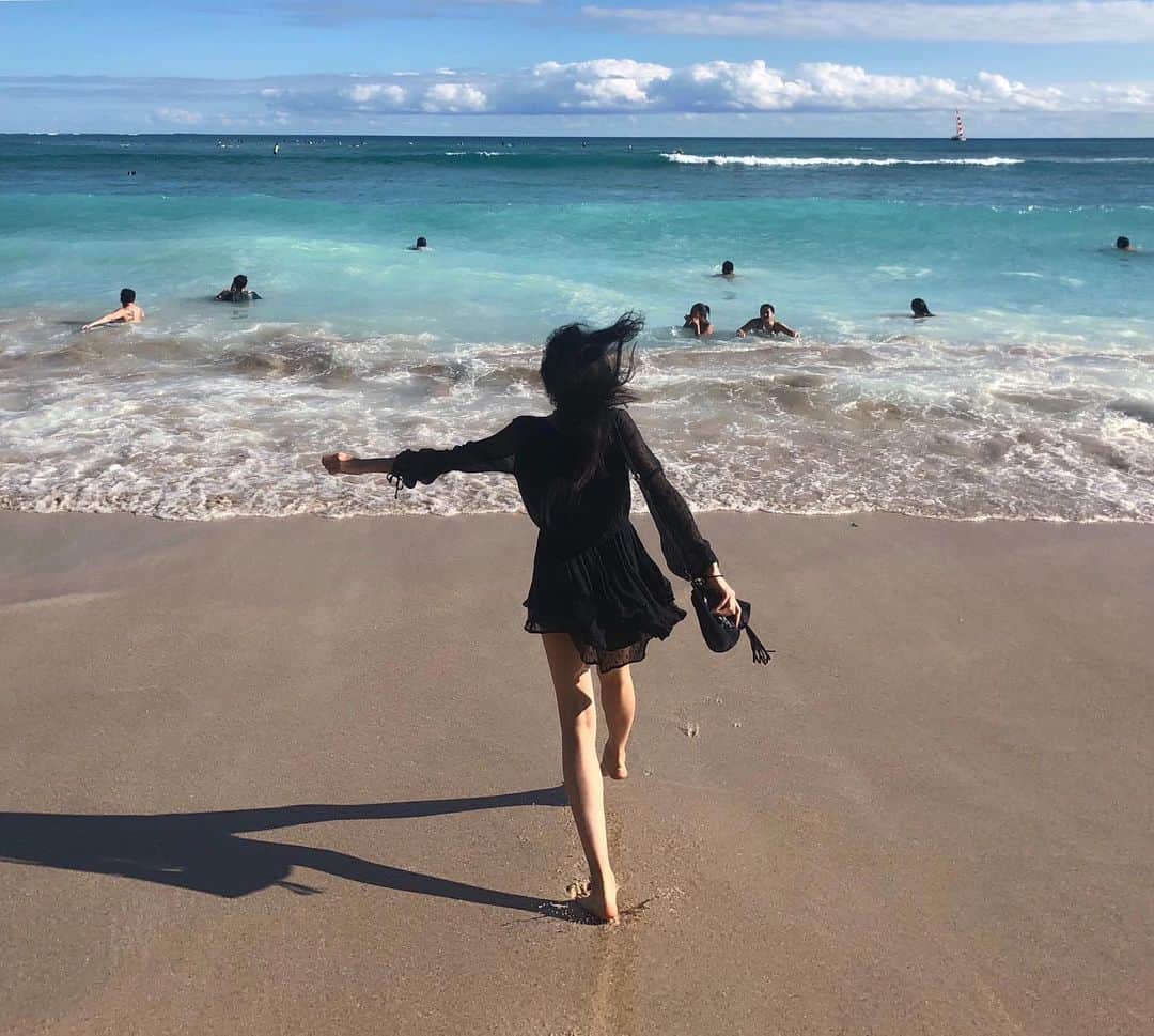 のインスタグラム：「Just run away🌊」