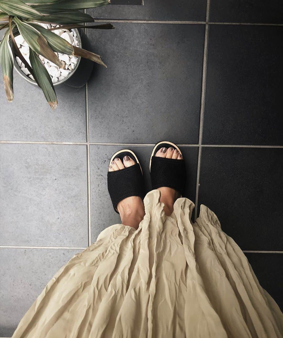 三方美穂さんのインスタグラム写真 - (三方美穂Instagram)「悩みに悩んで2色買いした❤︎ @amail_official  Attractive summer sandal 早く届かないかな〜☺︎ お家の玄関は靴だらけ。 えらいこっちゃ。 #靴好き #玄関は靴だらけ #amailでいっぱい #shose #収納に困る」5月8日 14時25分 - mihomikata
