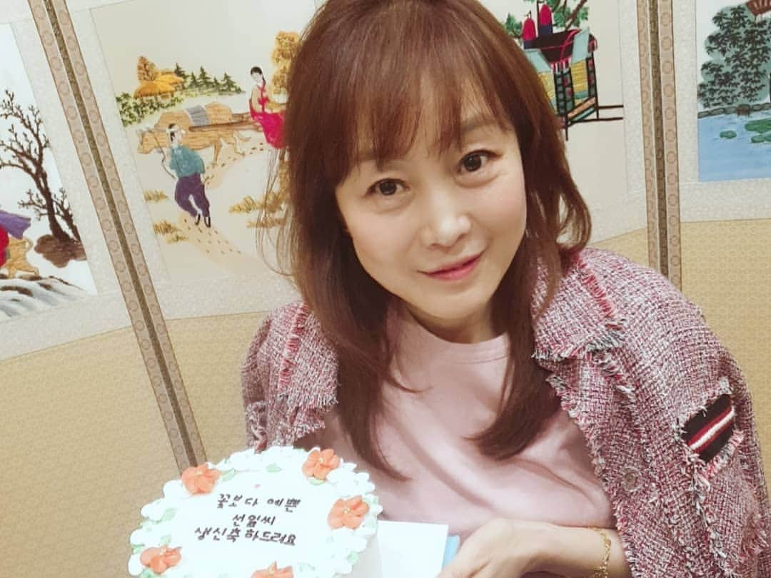 エナ さんのインスタグラム写真 - (エナ Instagram)「오늘은 어버이날이면서 우리 변여사 생일🥳🎉🎉 감사하고 사랑해💜 #어버이날 #엄마 #생신 #다행 #선물은하나로 #😜」5月8日 14時28分 - eunkyung.shin