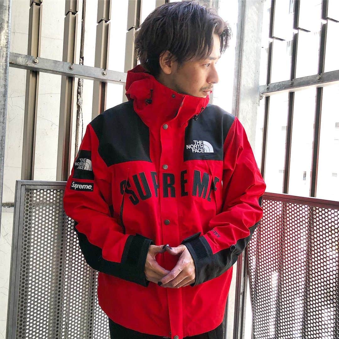 のインスタグラム：「🤩やっぱ赤だね🔴 supreme×the north face バンダナよりも派手に感じる🤩 もう着れる時期は、、、ギリかな笑笑 朝と夜だけ笑笑 毎日サロンワークたくさんご予約ありがとう😊ございます💫今月もご予約枠あと少しなのでお早めにお願いします💫🤲 最近はいろいろ考えてる🤩 楽しいこと思いついてきた😊 #tabook#タブーケイ#名古屋#nike#ユニバ #supreme#supremeny #thenorthface #thenorthface  #supremenewyork #supremeboxlogo #supremejapan #louisvuitton #supremelv#シュプリーム」