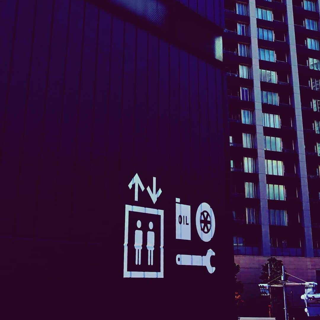 藤田朋子さんのインスタグラム写真 - (藤田朋子Instagram)「#エレベーター #elevators #lift #building」5月8日 14時30分 - chiendormant