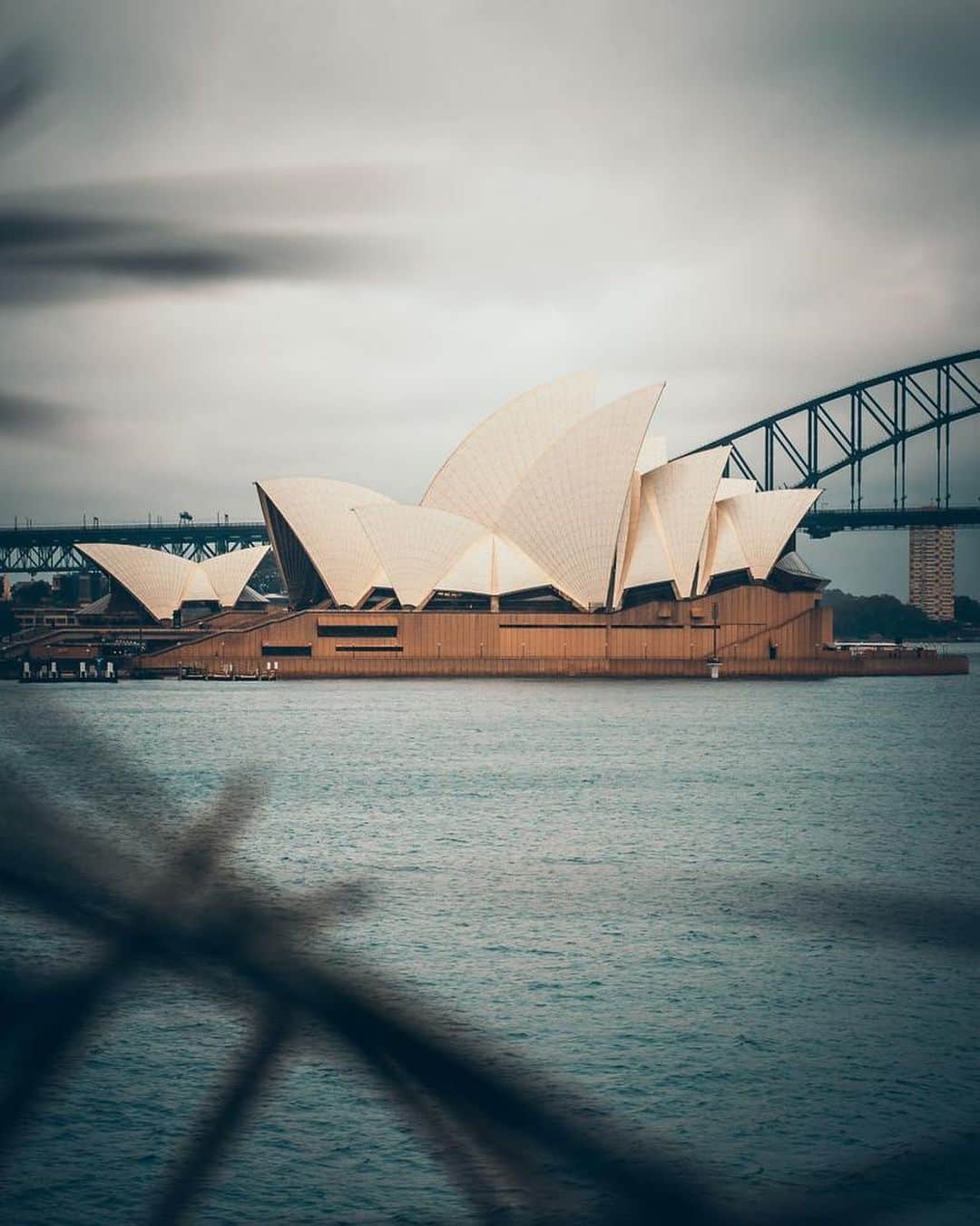 Canon Photographyさんのインスタグラム写真 - (Canon PhotographyInstagram)「@seplb : I had only one day in Sydney before I left for Melbourne and on that day it was raining heavily. I walked all the way from Sydney central station to the opera house and was soaking wet already when I arrived. It was all grey and the light wasn’t really very flattering but still I wanted to get some good shots of the opera house. So I tried to catch the mood I was in and transfer it into my shots.」5月8日 14時33分 - cpcollectives