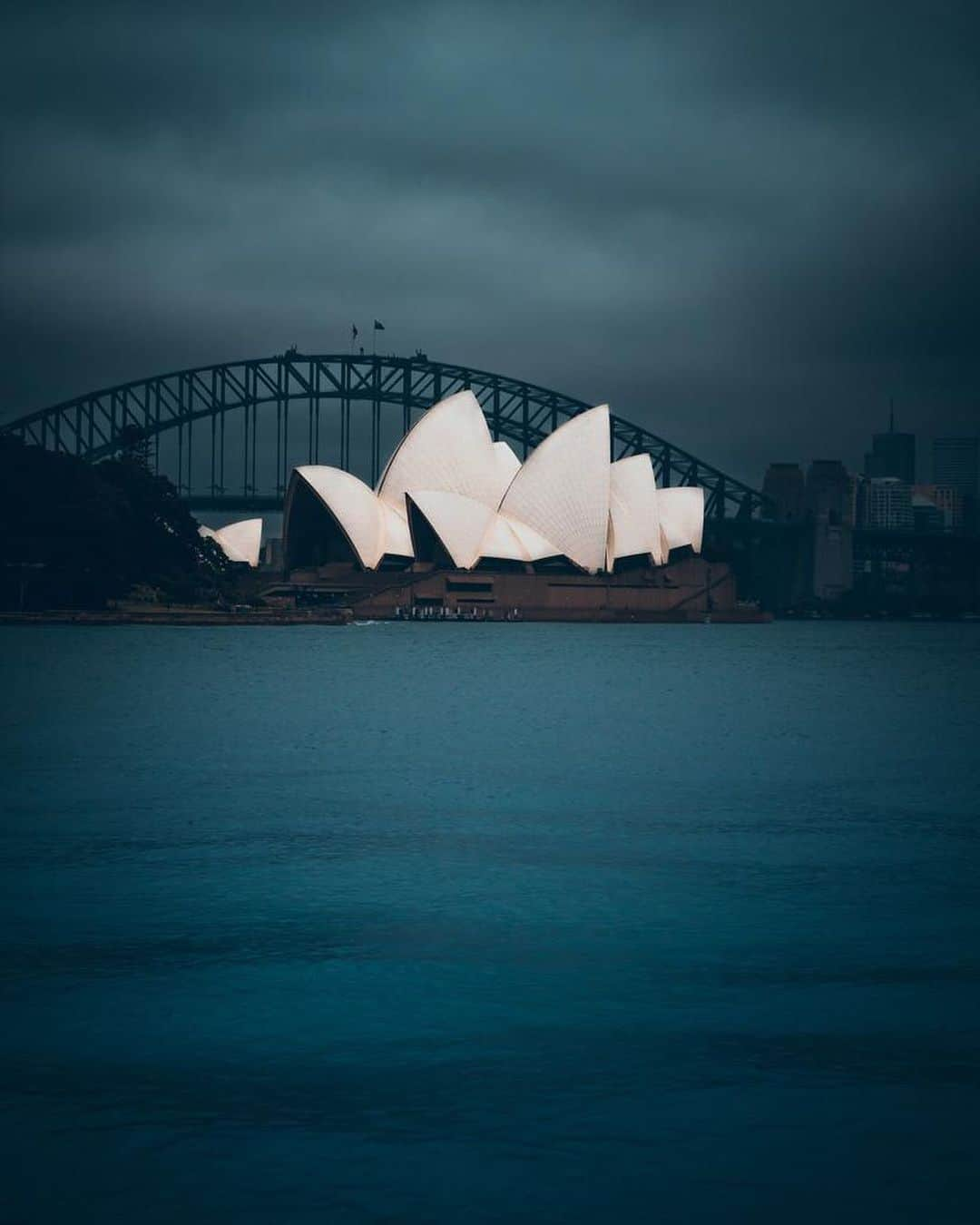 Canon Photographyさんのインスタグラム写真 - (Canon PhotographyInstagram)「@seplb : I had only one day in Sydney before I left for Melbourne and on that day it was raining heavily. I walked all the way from Sydney central station to the opera house and was soaking wet already when I arrived. It was all grey and the light wasn’t really very flattering but still I wanted to get some good shots of the opera house. So I tried to catch the mood I was in and transfer it into my shots.」5月8日 14時33分 - cpcollectives