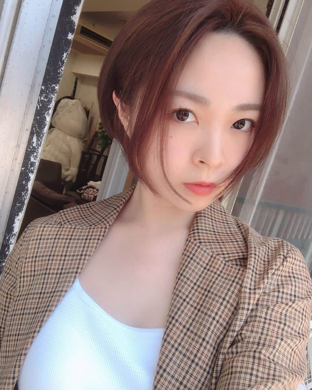 加藤るみさんのインスタグラム写真 - (加藤るみInstagram)「最近はコテで軽く内巻き 前髪をかきあげて軽くオイル🌿 で髪型がきまる🐪⛱ #ショート #ショートヘアアレンジ で勉強してるよ🔍 やはりショートは楽🥺！！ ファッションもあまり着たことなかった ジャケットを着るように🔓 jacket #milkfed inner #uniqlo」5月8日 14時36分 - rumicinema