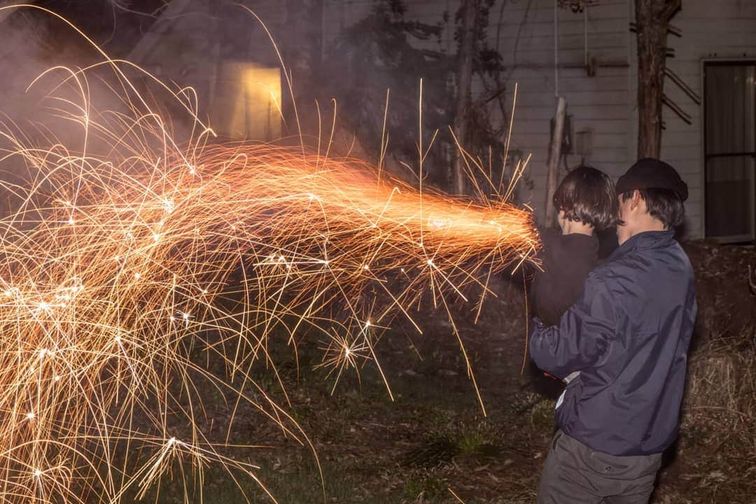 岡本圭司さんのインスタグラム写真 - (岡本圭司Instagram)「GWの想い出２。 まだ雪があるのに花火🎇 子供も超喜んでましたー  #fireworks  #花火 #family  #hakuba  #trip」5月8日 14時38分 - hywod_kj