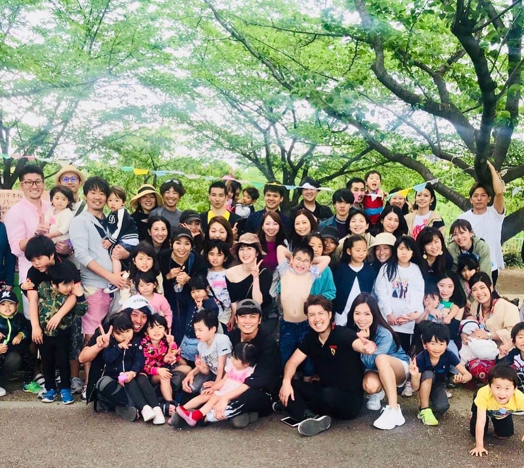 山田みおさんのインスタグラム写真 - (山田みおInstagram)「【60人で親子BBQ🍖💕】﻿ こんにちは！﻿ 《産後フリーランス》を目指すママのための❤️ ﻿ フューチャーワークスタイリスト 山田みおです✨﻿ ﻿ 連休最終日は﻿ 総勢60人の親子が集まりバーベキュ〜💖﻿ ﻿ しかもただのBBQじゃない﻿ ﻿ 自分たちで切ったり盛りつけたり焼いたり﻿ 体験、参加型のBBQ😆﻿ ﻿ 子どもも大人もわいわい楽しく💖﻿ ﻿ 生後１ヶ月のわが子は﻿ ほぼずーっと寝てたけど﻿ 炭くさくなりながら﻿ たくさんの人に抱っこしてもらいました✨﻿ ﻿ ﻿ 1年ぶりに会う人もいて﻿ 子どもの成長を見てもらったり﻿ ﻿ そういうお付き合いができることに幸せを感じました。﻿ ﻿ ﻿ 次回は10月開催😍💕﻿ ﻿ ﻿ #BBQマスター #親子BBQ #小松川千本桜 #産後フリーランス  #フューチャーワーク #フューチャーワークスタイリスト  #2歳児  #0ヶ月  #親バカ部  #2人育児  #ワンオペ育児  #育児日記  #子育て記録  #子育て主婦  #ママ友募集  #ワーママ  #ワーキングママ #投資家  #マイホーム  #産休  #育休中  #貯金  #家計簿  #節約 #ポイ活  #山田みお #CMMP（シンデレラマスターマインドプログラム）」5月8日 14時38分 - 30yamada_zaitaku
