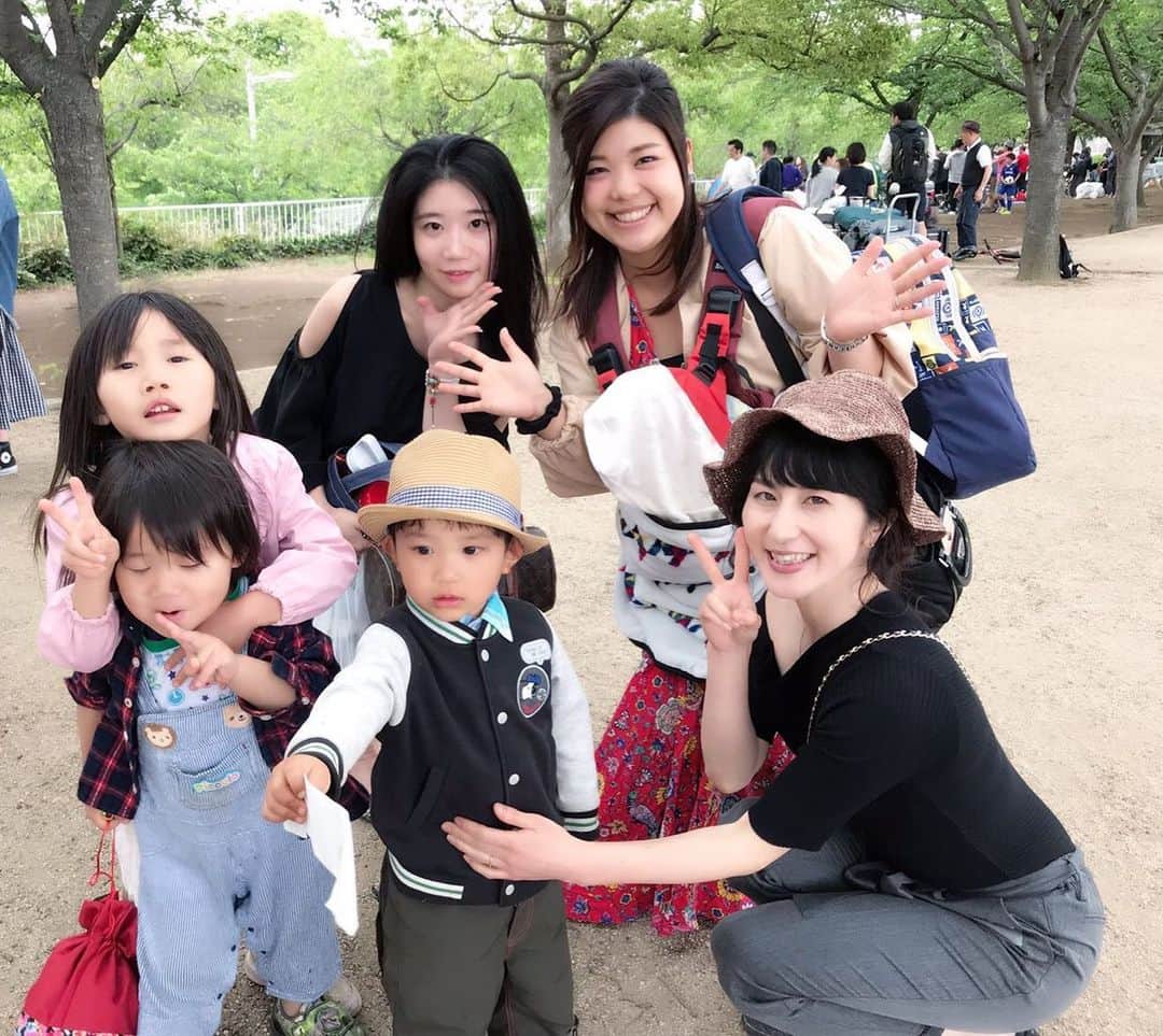 山田みおさんのインスタグラム写真 - (山田みおInstagram)「【60人で親子BBQ🍖💕】﻿ こんにちは！﻿ 《産後フリーランス》を目指すママのための❤️ ﻿ フューチャーワークスタイリスト 山田みおです✨﻿ ﻿ 連休最終日は﻿ 総勢60人の親子が集まりバーベキュ〜💖﻿ ﻿ しかもただのBBQじゃない﻿ ﻿ 自分たちで切ったり盛りつけたり焼いたり﻿ 体験、参加型のBBQ😆﻿ ﻿ 子どもも大人もわいわい楽しく💖﻿ ﻿ 生後１ヶ月のわが子は﻿ ほぼずーっと寝てたけど﻿ 炭くさくなりながら﻿ たくさんの人に抱っこしてもらいました✨﻿ ﻿ ﻿ 1年ぶりに会う人もいて﻿ 子どもの成長を見てもらったり﻿ ﻿ そういうお付き合いができることに幸せを感じました。﻿ ﻿ ﻿ 次回は10月開催😍💕﻿ ﻿ ﻿ #BBQマスター #親子BBQ #小松川千本桜 #産後フリーランス  #フューチャーワーク #フューチャーワークスタイリスト  #2歳児  #0ヶ月  #親バカ部  #2人育児  #ワンオペ育児  #育児日記  #子育て記録  #子育て主婦  #ママ友募集  #ワーママ  #ワーキングママ #投資家  #マイホーム  #産休  #育休中  #貯金  #家計簿  #節約 #ポイ活  #山田みお #CMMP（シンデレラマスターマインドプログラム）」5月8日 14時38分 - 30yamada_zaitaku