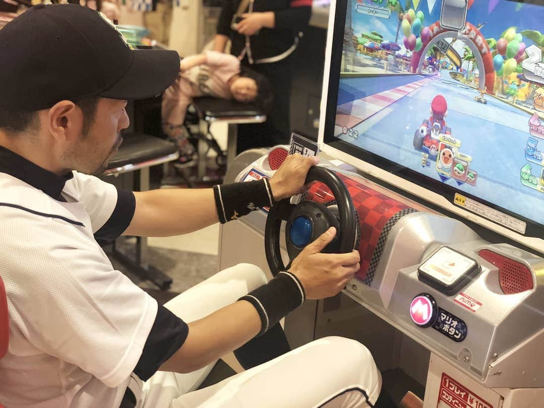 ニッチロー'さんのインスタグラム写真 - (ニッチロー'Instagram)「ゲーセンでマリオカートに夢中🏁  ユニフォーム着てやってたから奥の子供もこうなっちゃうよね。  #マリオカート #マリオ #ゲーセン #結果は2位 #ニッチロー’ #アルゴセブン #豊中市  #大阪 #mariokart  #mario  #baseball #nicchiro」5月8日 14時43分 - nicchiro5.1