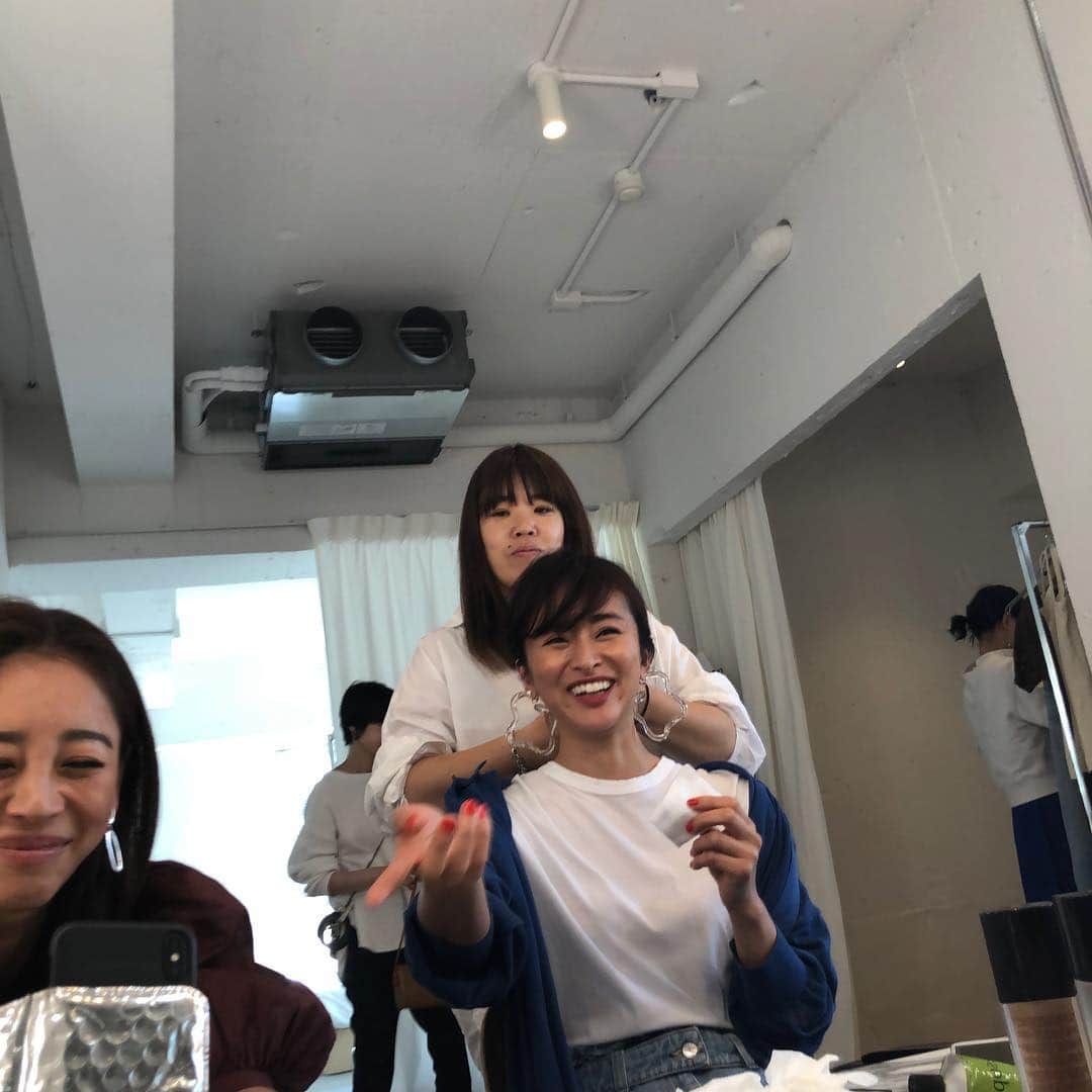 大桑マイミのインスタグラム：「ウェブさん & tomochan  VERYの撮影してました。 なかなか一緒になる機会もないから特別な気分。 楽しかった🤗 天気もよく☝︎スタジオ住みたいくらいniceな空間でした。 想像がかきたてられる。 #very #shooting #link」