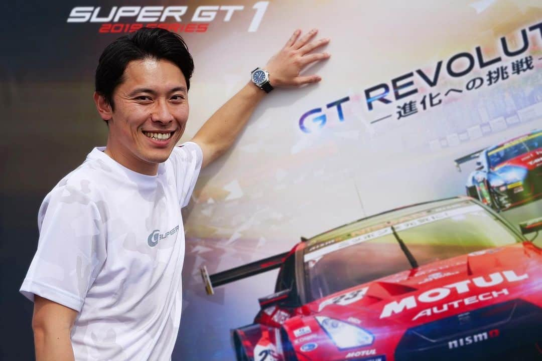 こにわさんのインスタグラム写真 - (こにわInstagram)「【SUPER GT OFFICIAL SHOP サーキットコーデ】  これから暑くなってくる季節は一枚のTシャツでかっこよくキメちゃえ。👍⤴︎ 僕のお気に入りは、背中に緑の蛍光カラーが入った、迷彩Tシャツ。✨ 背中でGTを語れる男子に、俺はなる‼️ その他沢山のデザインのTシャツが沢山あります。 是非、『SUPER GT SQUARE』のHPへ。 URL→ https://supergt-square.com/  #supergt #サーキットコーデ #サーキットコーデでカッコよく #fashion #tshirt」5月8日 14時51分 - koniwa1982