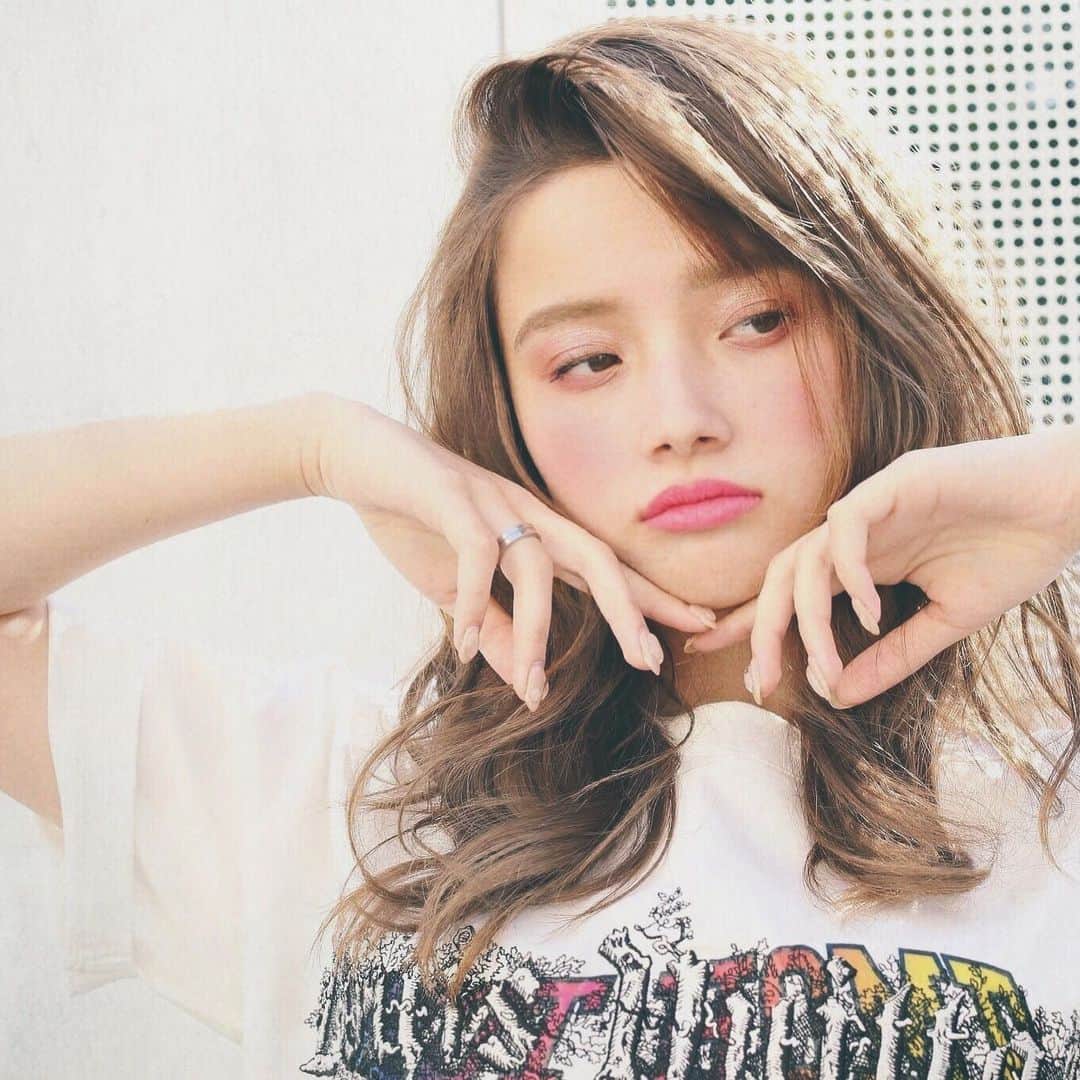 渡部幸也のインスタグラム：「ゴールデンウィークも明け、中目黒もいつも通りの静かな街中になりました。 ようやく気候も春らしくなったので、ヘアカラーも明るめにしてみてはいかがでしょうか？✨ ELLAではOLAPLEXを使用するので、ハイトーンやブリーチカラーも従来よりもダメージを気にしないで出来るので、明るめに挑戦したい方も安心してカラーチェンジ出来ます🙆‍♂️ それでは今週も、よろしくお願いします😊  #ヘアスタイル #ヘア #髪型 #ヘアカタログ #ヘアセット #ヘアアレンジ #パーマ #カラー #ヘアカラー #hair #恵比寿美容院 #代官山美容室 #代官山美容院 #美容学生 #サロン #中目黒美容室 #中目黒美容院 #恵比寿美容室 #サロンモデル #lala__hair #ヘアメイク #hpb_hair #中目黒 #代官山 #恵比寿 #渋谷 #ar_magazine #murua #emoda #snidel」
