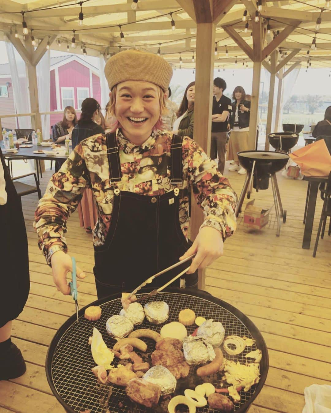 和田美枝さんのインスタグラム写真 - (和田美枝Instagram)「8バスツアー🚌in舞洲でBBQ🥩🥩🥩 #8バスツアー #BBQ #月亭八光 さん #学天即 #アインシュタイン #ダブルヒガシ #ビスケットブラザーズ #コウテイ #女と男 #お天気良くってCDジャケット風な写真撮れた #ビスケットブラザーズの原田くんの唇石原さとみさん風 #金ちゃんの髪型はゆずるくん風 #自転車のサドル風な稲ちゃんと市川くん #楽しいお時間でございました #帽子 #WONDERWOO」5月8日 15時01分 - miewada