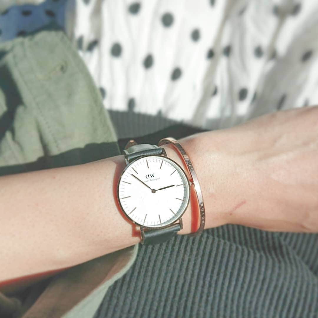 yuu_renonさんのインスタグラム写真 - (yuu_renonInstagram)「** * 今日もつけてる⌚ @danielwellington 💕 本当どんなコーデにも合う💕 * 私が付けてるモデルは Classic⌚💕 ブラック×ゴールドが カジュアルにも甘めにもぴったり⌚💕 * 今ならこのリングのセットが母の日キャンペーンで10%off💕 (←5/12まで母の日キャンペーン💕ギフトラッピング無料💕) さらに、15％OFFクーポンコード【renon】 （6/30まで有効、公式サイト使用のみ） も一緒に併用可能💕 この機会に是非💕 * * https://www.danielwellington.com/jp * * @danielwellington #ダニエルウェリントン #ママタイプ #母の日 #母の日ギフト #母の日プレゼント #プレゼント #ギフト #ギフトボックス #ギフトラッピング #手元くら部 #腕時計 #⌚」5月8日 15時15分 - yuu_renon