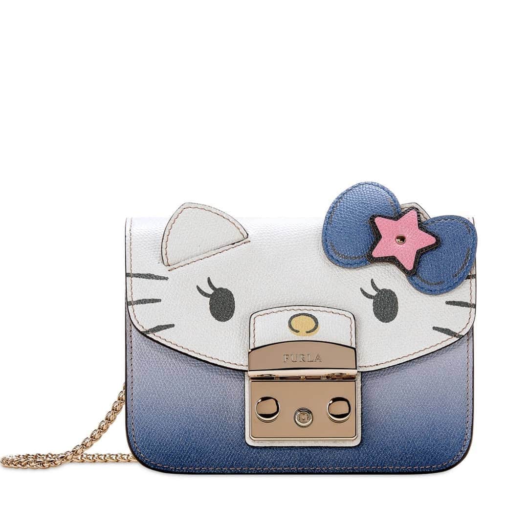 のインスタグラム：「นู๋น่ารัก พี่ไหวหรอ ก็ Cute มากกกกกขนาดนี้ @furla คอลเลคชั่นพิเศษที่ขอควง Hello Kitty อีกครั้ง แถม My Melody ในซานริโอ้มาร่วมด้วย บนกระเป๋า Metropolis ทั้งไซส์ปกติและไซส์จิ๋ว ลิทิเต็ดแบบนี้ถ้าชอบ ก็รีบเลย ปล. อ่านบทความเรื่องนี้ต่อได้ที่ Girldaily.com/fashion/fashionnews  #furlaloveshellokitty #furlahellokitty #กระเป๋าคิตตี้ #ซานริโอ้」