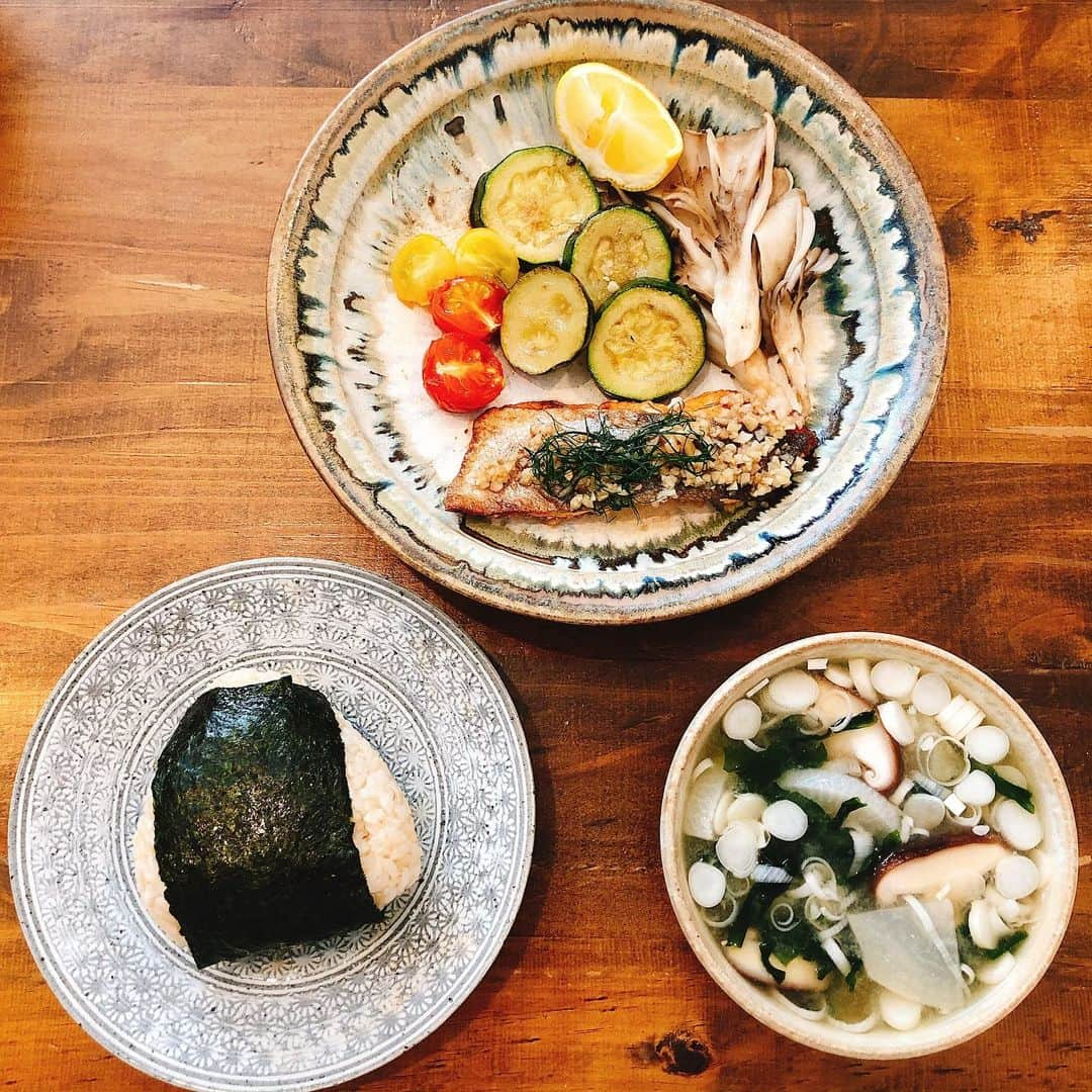 黛英里佳さんのインスタグラム写真 - (黛英里佳Instagram)「ある日のお昼ごはん🍚  サーモンの白ワイン蒸し まいたけ、ズッキーニ、ミニトマトと しいたけと大根とねぎとわかめのお味噌汁 梅おにぎり  うつわはずっと欲しかった#久保田由貴 さんのもの。本当に綺麗。 購入したお店に在廊されていてお話もできて嬉しかった〜☺️ おにぎりのうつわは#井銅心平 さんのもの。 一目惚れでした🥰  私のなんてことないごはんを美味しく見せてくれます😂 #料理力が追いつかない#いつかうつわに見合う料理が作れますように#うつわ#ごはん」5月8日 15時18分 - erikamayuzumi_official