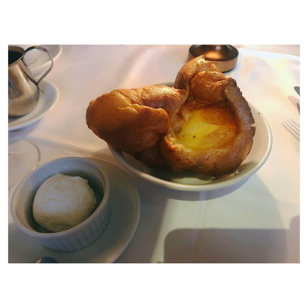 カン・ハンナのインスタグラム：「.﻿ ﻿ 昨夜は、食べ放題の「ポップオーバー」🥐 ﻿ ﻿ ﻿ 永遠に食べることができるポップオーバーのレストランですが、ステーキや他の料理も美味しかったのに、ポップオーバーの写真しか撮ってなかったさすがのパンハンナです🙄💦 ﻿ ﻿ ﻿ ちなみに、昨日は人生をかけて頑張りたいお仕事の関係者たちとのディナーでした。こんなに素敵な方々と一緒にお仕事ができるなんて嬉しいです💕 ﻿ ﻿ ﻿ 夏ごろには告知ができると思いますが、とりあえず５月まで全力を尽くして完成させます😌💗 ﻿ ﻿ ﻿ ﻿ ﻿ ﻿ ﻿ #飯田橋 #打ち合わせの後﻿ #ポップオーバー #イギリスパン ﻿ #全力で頑張りたいお仕事 ﻿ #5月が勝負 #神様力をください ﻿ ﻿ ﻿ ﻿ ﻿ ﻿」