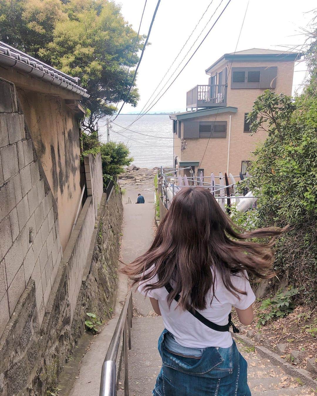 中山来未のインスタグラム：「🐚🚢🌊💐 脇道の奥の海🌼🌼🌼」