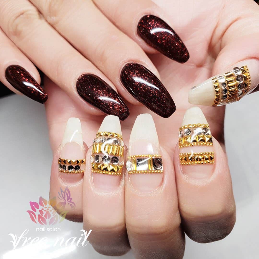 free nail フリーネイルのインスタグラム：「. お客様ネイル💅🏻🐝✨ . アシンメトリーネイル⚪️🌹✨ . オシャレ際立つ大人ネイル🌹✨ . ご来店ありがとうございました🙇🏻‍♀️🙇🏻‍♀️🙇🏻‍♀️💗 . #ネイル #フリーネイル #ネイルアート #ジェルネイル #ネイルサロン #大阪ネイルサロン #ネイルデザイン #ネイルチェンジ #アシンメトリーネイル #グリッターネイル #ギラギラネイル #スタッズネイル #グラデーション #レッドネイル #クリアネイル #デザインネイル #シンプルネイル #トレンドネイル #大人ネイル #初夏ネイル #夏ネイル #美甲 #日式美甲 #summernails #nailsart #nailsalon #nailsdid #newnails #newnail #freenail」