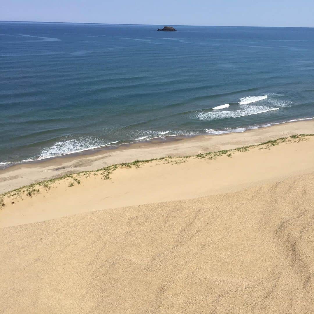 大手小町さんのインスタグラム写真 - (大手小町Instagram)「鳥取砂丘です。青い空と砂との対比が素晴らしい！汗をかきながら、砂丘の「馬の背」へ。そこから見える海の美しいこと^_^  鳥取の魅力にとりつかれそうです。 #otekomachi #tottori #鳥取 #鳥取市 #鳥取旅行  #鳥取砂丘 #女子旅 #女子旅行  #ひとり旅  #ひとり旅女子 #izumi と風紋」5月8日 15時30分 - otekomachi