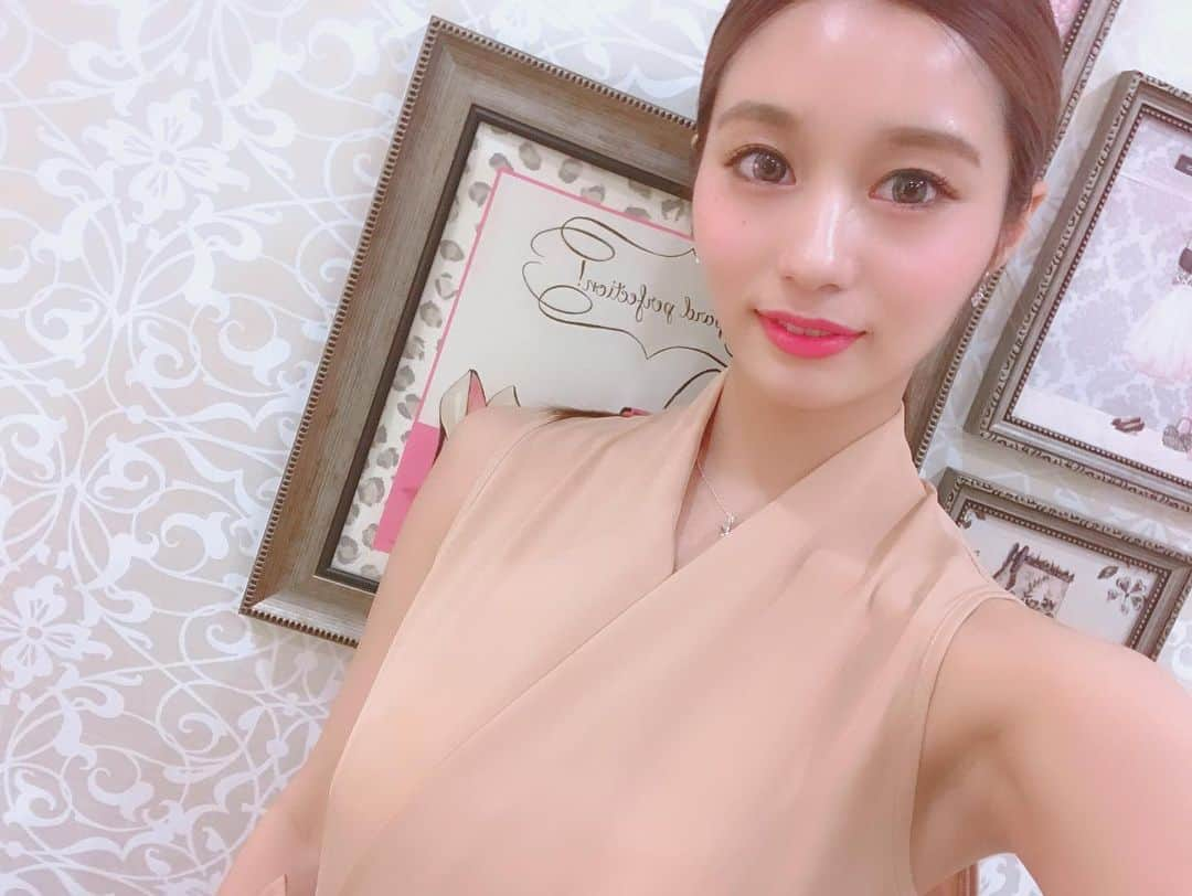 坂井朝香さんのインスタグラム写真 - (坂井朝香Instagram)「ドレスの髪型は皆どんなのが好き？？？ 可愛い系、綺麗系、、、、 次ドレス着るとすると どんなの着てほしい？？ #ドレス #お呼ばれドレス #ヘアスタイル #ヘアアレンジ」5月8日 15時42分 - asaka_sakai_