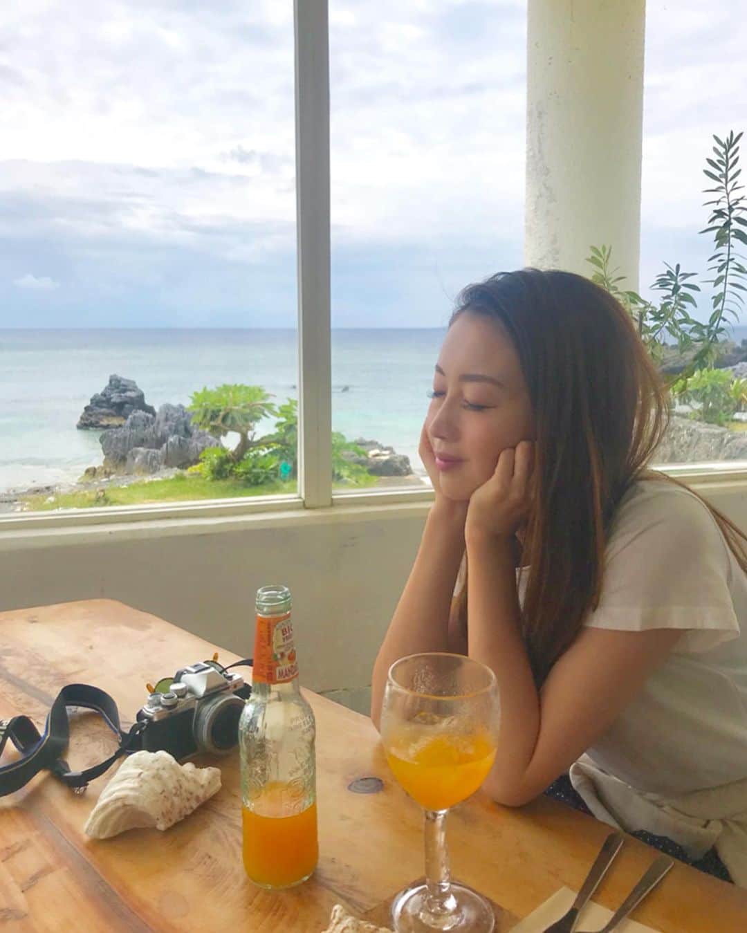 大寺かおりさんのインスタグラム写真 大寺かおりinstagram 海沿いのカフェでまったり 良い 東京帰ってきました すでに与論島恋しい Yoron 与論島 くじらカフェ 海沿いのカフェ パンケーキ Cafe Beach Coffee Sweets ファインダー越しの私の