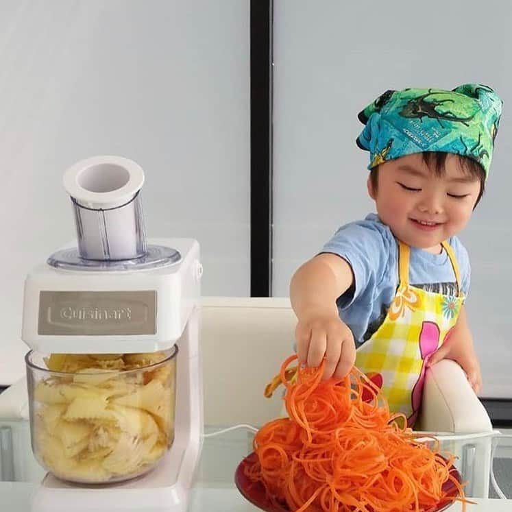 Cuisinart(クイジナート)ジャパン公式アカウントさんのインスタグラム写真 - (Cuisinart(クイジナート)ジャパン公式アカウントInstagram)「とってもゴキゲン✨ . かわいらしい息子さんと一緒に #ベジタブルスパイラルスライサー . @777natsuki さんからのスナップショット✨ . 愛くるしい笑顔に、思わずこちらもにんまり顔になりそうです...❣️ . . Enjoy Cuisinart❣️」5月8日 15時38分 - cuisine_art