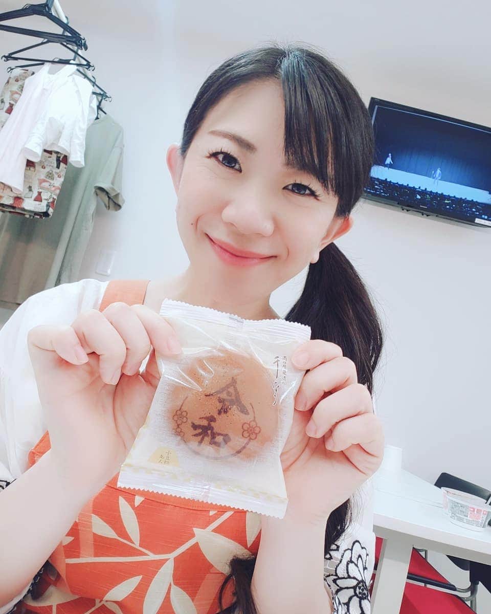服部ひで子のインスタグラム：「この間、名古屋のお友達から お差し入れで頂いた、  名古屋の老舗和菓子屋 #両口屋是清 の #千なり どらやき。 『令和』バージョン。  菊の御紋の焼き印もあって、 とってもおめでたい気持ちを、どら焼きと共に味わえました㊗️✨ 初めて食べた、 #ささらがた も めちゃくちゃ美味しかったです～(* ´ ▽ ` *)ﾉ！！！ 久しぶりに会えた 同級生の友達は 仕事も家庭も育児もこなす スーパーウーマンだった！！！ 尊敬しかない✨！！！ 思えば、 私の周りには 結婚して、仕事と家庭と子育てを両立させている人ばかり。  私みたいに、 自由に仕事だけしてる人の方が あっとう的に少ない…  私の仕事を、すごいと言ってくれたけど、私は主婦の方のほうが何十倍も凄いと思う(* >ω<)！！！ 『ないものねだりだね』なんて、話にもなりましたが、  考えさせられた 令和のはじまりでした。  改めて、佳き時代になりますように…✨」