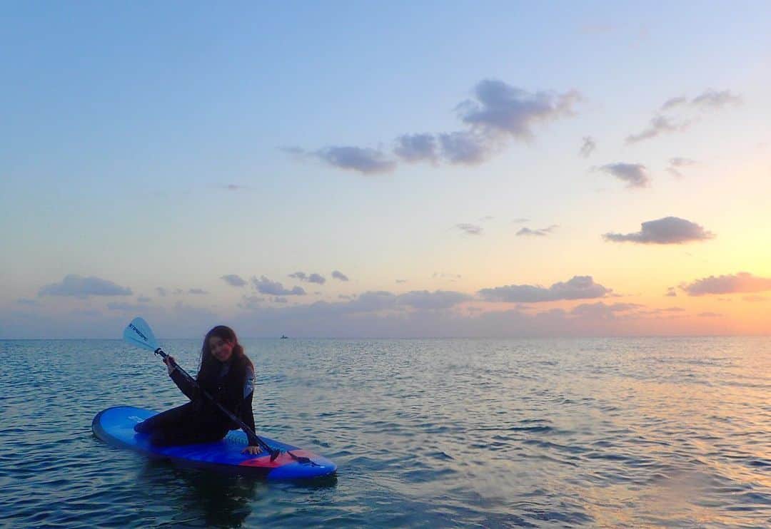 篠崎泫さんのインスタグラム写真 - (篠崎泫Instagram)「我覺得自己在拍少年pi續集﻿ 少女525（喂～）少女崎の奇幻旅程啦😆﻿ ﻿ 這是SUP立式划槳﻿ 它是一種結合衝浪和帆船滑行原理的運動﻿ 近幾年在國外非常流行﻿ 衝浪者可以直接站在板子上﻿ 用槳划行跟做衝浪的動作🏄‍♀️﻿ ﻿ 很適合我們這種不會衝浪又想體驗那感覺的人﻿ 只要經過教練簡單指導﻿ 很輕鬆就能在海上橫行﻿ 教練會全程陪同兼攝影📷﻿ ﻿ 落日前來看夕陽超級美的﻿ 短短落日的一小時內 ﻿ 整個海平上的天空就有好幾種不同樣貌﻿ 感覺自己跟太陽就站在同一個水平上﻿ 我還躺下來看🌞 感受超酷的你們可以試試看 ﻿ 很像太陽就躺在妳身邊﻿ ﻿ 一開始可以先跪坐划槳 熟悉了之後再站起來﻿ 我可是在板上坐下又站起又躺下各種pose來來回回十多次也沒掉進海裡過﻿ 我平衡感極差（獨木橋走不過三步）的人也意外自己這個玩這麼好😂﻿ 我划到超遠還在板上借教練的相機來拍夕陽（後面2張是我拍的🌇）﻿ 這些照片都是完全沒filter就超美的♡﻿ 但就是要記得拍照最好check一下鏡頭上的水珠不然會跟我一樣有些地方是糊的😂 ﻿ #okinawa #沖繩必去 #立式划槳 #SUP﻿ #standuppaddle #泫の旅遊日誌﻿」5月8日 15時45分 - hsyan0625