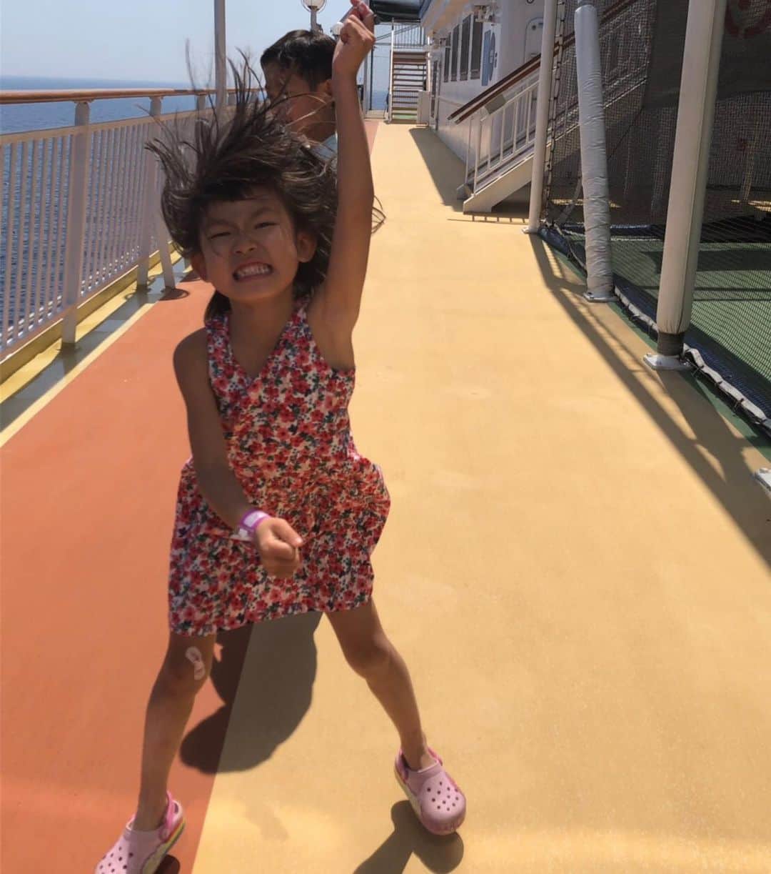 甘糟記子さんのインスタグラム写真 - (甘糟記子Instagram)「なんだかんだと長くなりましたが、楽しい楽しい船旅のゴールデンウイークでした！  9日目の朝横浜到着( ^ω^ )  もっと乗ってたい〜という子供達。 私もだ〜（笑）  ベイブリッジを下から眺めたり、海からみなとみらいを眺めたりと、最後まで船旅を満喫し、朝ごはんはいつものフルーツヨーグルトとフレンチトースト(๑˃̵ᴗ˂̵) 下船した後はパパが迎えにきてくれてたので、みんなで中華街で2回目の朝ごはん（笑）  やっぱり横浜だから寄らないとね〜(๑˃̵ᴗ˂̵) 最後はみかりんの撮ってくれた姫（笑） 激しい（笑）  家に戻ってお昼から、家族でアベンジャーズも観に行き、どこまでも貪欲に遊び倒すゴールデンウイーク（笑）  私と息子殿はずっとずっと楽しみにしていた映画なので夢中でくいつき、姫は3時間ほぼ爆睡。パパも半分爆睡（笑）  だよね〜( ^ω^ )  あー、それにしてももう一回前編見て色々確認したい！！ マーベル流石だわ！  #ゴールデンウイーク#船旅甘糟#旅行甘糟#クルーズ甘糟#船旅#旅行#クルーズ#横浜#ベイブリッジ#みなとみらい#絶景#横浜中華街#お粥#アベンジャーズ#楽しみにしていた映画#面白すぎる#楽しかった#息子殿姫#姫」5月8日 15時48分 - norihey924