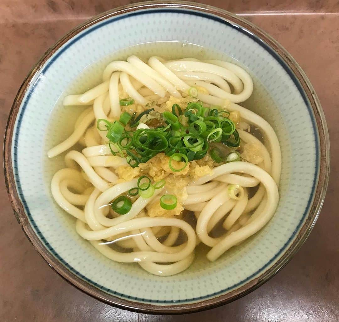 モリスさんのインスタグラム写真 - (モリスInstagram)「遅ればせながらこちらが令和最初に食べた讃岐うどん 高松市「上原屋本店」ひやかけうどん ガツンと鼻に抜けるキレ上がった濃厚いりこ出汁に若干細めの喉越しなめらか麺の迎合は是非ひやかけで サイドメニューは肉屋の店先で揚げてる系コロッケがおすすめです 令和もよろしくお願いします #うどん道」5月8日 15時53分 - surimooo