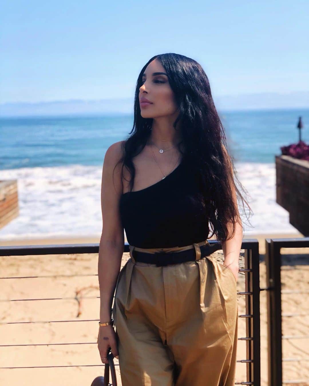 sananasのインスタグラム：「Nobu Malibu 🏄‍♀️💦 Pour ceux qui me l’ont demandé. Les deux colliers que je porte tout le temps font partie de la collection Rose des vents de chez @Dior ✨🤩Elle a 8 branches, chiffre fétiche de Monsieur Dior et est réinterprétée sous la forme d’une étoile 💫(qui représente le porte bonheur dont il ne séparait jamais) et d’une rose 🌹 (sa fleur préférée). De l’autre côté il y a une nacre qui elle, représente la féminité. ✨ Swipez vers la gauche pour voir d’un peu plus près ! Ma tenue complète vient de chez @zara, ceinture @ysl💚Sur ma bouche 👄 je porte le « 461 Adorée » @DiorMakeUp.  Bonne journée ma Sananas Family ! Quoi de prévu aujourd’hui ? 😃  __ #LosAngeles #Malibu #NobuMalibu #Nobu #RoseDesVents #DiorBackstage」