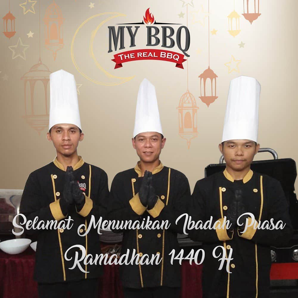 Raffi Ahmadさんのインスタグラム写真 - (Raffi AhmadInstagram)「Kami keluarga besar @my.bbq mengucapkan Selamat Menunaikan Ibadah puasa Ramadhan 1440 H bagi yg merayakan😊🙏🏻 Guysss selama bulan puasa sampai lebaran pun @my.bbq tetap buka dan melayani loooh guys🙏🏻 Jd pas bgt nih guys buat buka bersama bareng temen/saudara di rumah atapun kantor kamu pake @my.bbq👌 Dijamiiin buka bersama kamu bakal lebih berkesan dan lain dari pada yg lain👍 Ga pake repot guys karena semua yg siapin dan masakin @my.bbq untuk harga jg sangat terjangkau kok guysss langsung aja cek paketnya di ig @my.bbq dan buruan booking dari sekarang ya guysss karena di bulan ramadhan kita sdh hampir full Telfon / WA 08118777155 . . . #mybbq #bukabersama #steakenak #igaenakjakarta #foodporn #igabakar  #makananenak #bukber #bbqcatering #bbqpanggilan #pestabbq #bbqan #kulinerjakarta #ribsbbq #bbqparty #bbqservice #bbqservicejakarta #arisan #bbqpackage #paketbbq #cateringservice #cookingservice #sirloinsteak #bratwurstbbq #cateringmurah #bakarbakar #barbequejakarta」5月8日 15時57分 - raffinagita1717