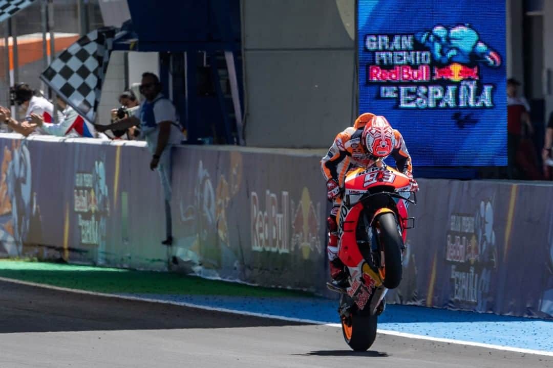 MotoGPさんのインスタグラム写真 - (MotoGPInstagram)「Wheelie celebration 🔥 // Happy #WheelieWednesday everyone! 🥳 And don't forget to check out our story today to get your wallpapers! 📲 #WallpaperWednesday #MM93 #MotoGP #Motorcycle #Racing #Motorsport」5月8日 16時00分 - motogp