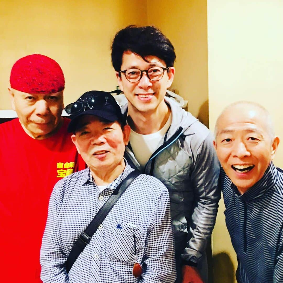 西川忠志さんのインスタグラム写真 - (西川忠志Instagram)「池乃めだか師匠。服部宝観さん。  本日は池乃めだか師匠が御夫妻で そして、なんばグランド花月一階にて 運命鑑定師をされております服部宝観さんが 偶然同じ回にご観劇にお越しくださいました！  ご一緒出演させて頂いております パンチみつおさんと４人で撮らせて頂きました。 ご観劇ありがとうございました。  #池乃めだか #師匠 #服部宝観 #運命鑑定師 #占い師 #占い  #なんばグランド花月 #1階 #ngk #偶然  #観劇 #パンチみつお #西川忠志 #大阪松竹座 #笑う門には福来たる#吉本新喜劇 #よしもと新喜劇 #ありがとうございます #感謝」5月8日 16時03分 - nishikawa_tada