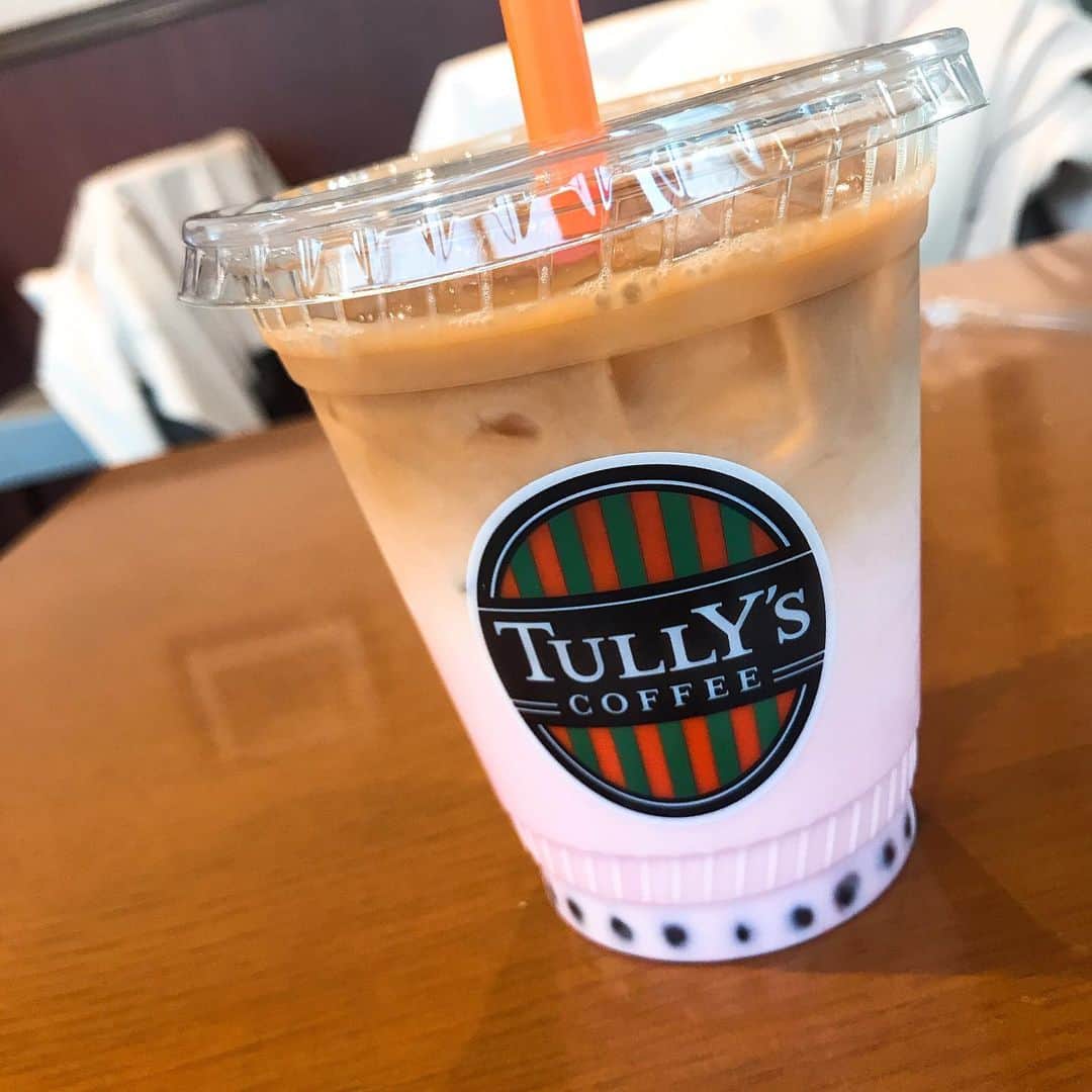 米倉れいなのインスタグラム：「, カフェで勉強するのにハマってる #turryscoffee #タピオカいちごカフェオーレ」