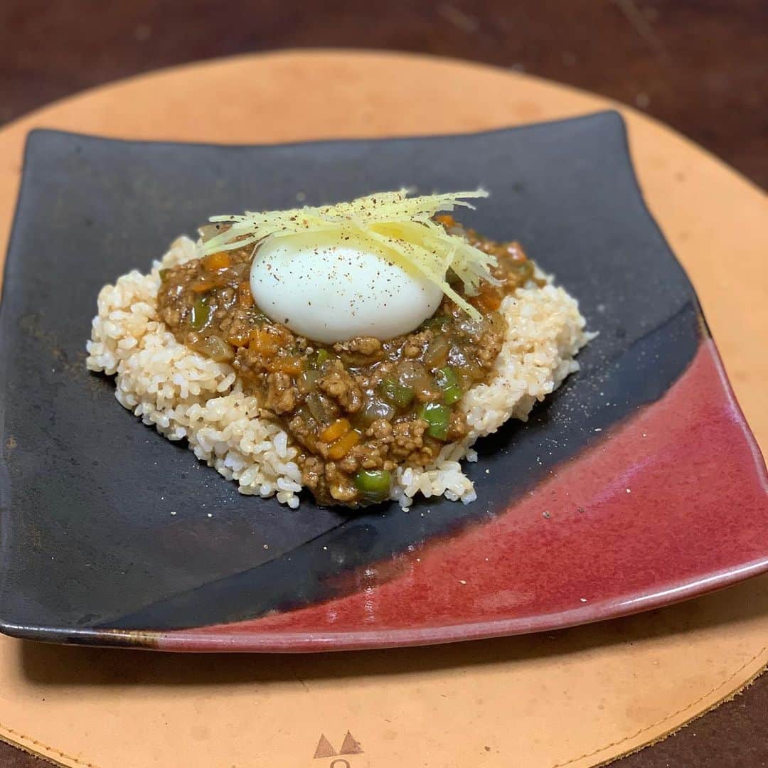 のインスタグラム：「. 載せるの忘れがち、というか写真を撮るのを忘れがちですが、ご飯は割と毎日作ってます。 . 今日は久しぶりのキーマカレーを。 大好きなカルダモンと生姜の主張を強めに。 風邪をひかなそうな味（笑） 沢山作ってすぐ冷凍庫へ。 安定して美味しいです。 思い付いたのでこの間仕立て屋のサーカスを観に行った時に買った純胡椒を後乗せ。 カルダモンシードとのコラボで、最初は弾ける爽やかさ、後味はまた一口行きたくなる辛さと旨さが残る感じでとても良い感じ。 . #金廣メシ  #キーマカレー  #仕立て屋のサーカス  #純胡椒」