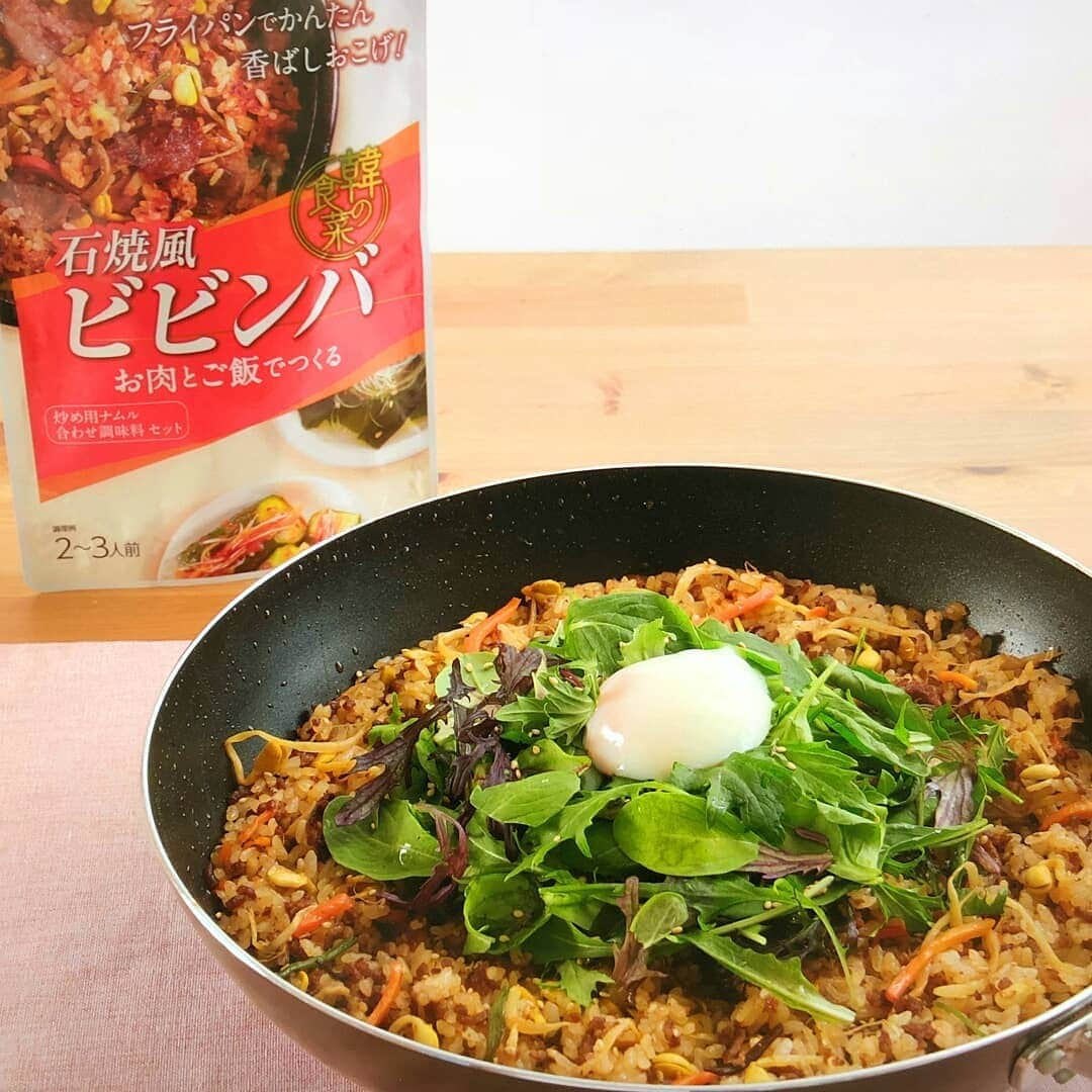 韓の食菜さんのインスタグラム写真 - (韓の食菜Instagram)「. ＼フライパンで！サラダビビンバ／ 休日のランチや夕食に、ヘルシー＆ワクワクする見映えのフライパンレシピがおすすめ！ フライパンのまま食卓に出すとパーティー感が楽しめます♪ . レシピはこちら http://han-no-shokusai.moranbong.co.jp/recipe/detail/id=3213 . #韓の食菜 #モランボン #ビビンバ #石焼ビビンバ #韓の食菜石焼風ビビンバ #韓の食菜でカラフルディッシュ #韓国料理 #おうちごはん #instafood」5月8日 16時06分 - hannoshokusai