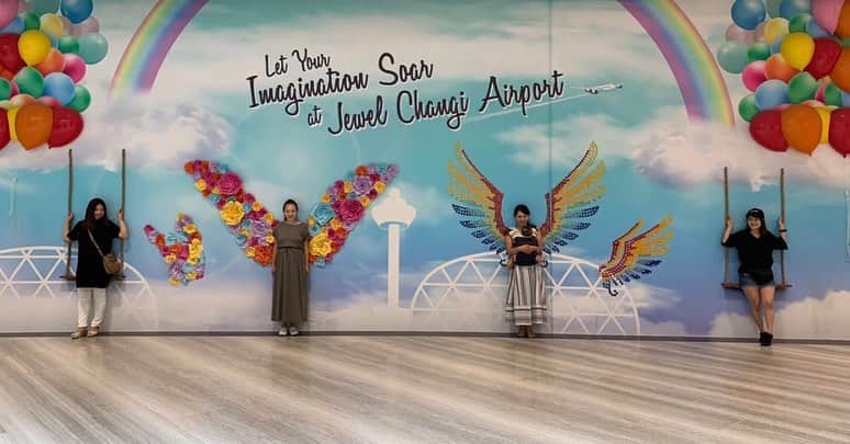 橋本麻里衣のインスタグラム：「Jewel Changi Airport..☺︎ ＊ ＊ 新しくオープンしたジュエルチャンギエアポートに遊びに行ってきました☺︎ ＊ ウォーターフォールがとても幻想的で壮大で、本物のモノレールが通るところなんてもはや近未来!! これを見るだけでもわざわざ行く価値ありかも..♫ ＊ 気になるカフェやインスタ映えなフォトスポットも結構あったので とくに女子は楽しめる空港かなと思います☺︎❤︎ ＊ #sg#sglife#singaporelife#sglocallife#lifeinsingapore#シンガポール#シンガポールライフ#シンガポール生活#シンガポール在住#子連れシンガポール#シンガポール子育て#読者モデル#読モ#男の子のママ#生後4ヶ月#二児ママ#インスタ映えスポット#インスタ映え#シンガポールおすすめ ❤︎」