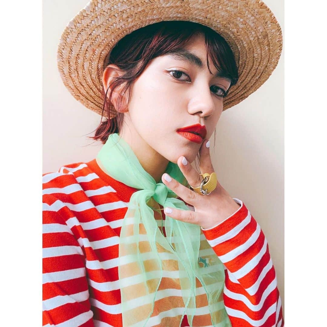 佐川理佳のインスタグラム：「@ellegirl_jp  off shot denim loves lip💋 きっちりラインを取ったマットの赤リップに、目尻と目頭にホワイトのアイライン🍼」