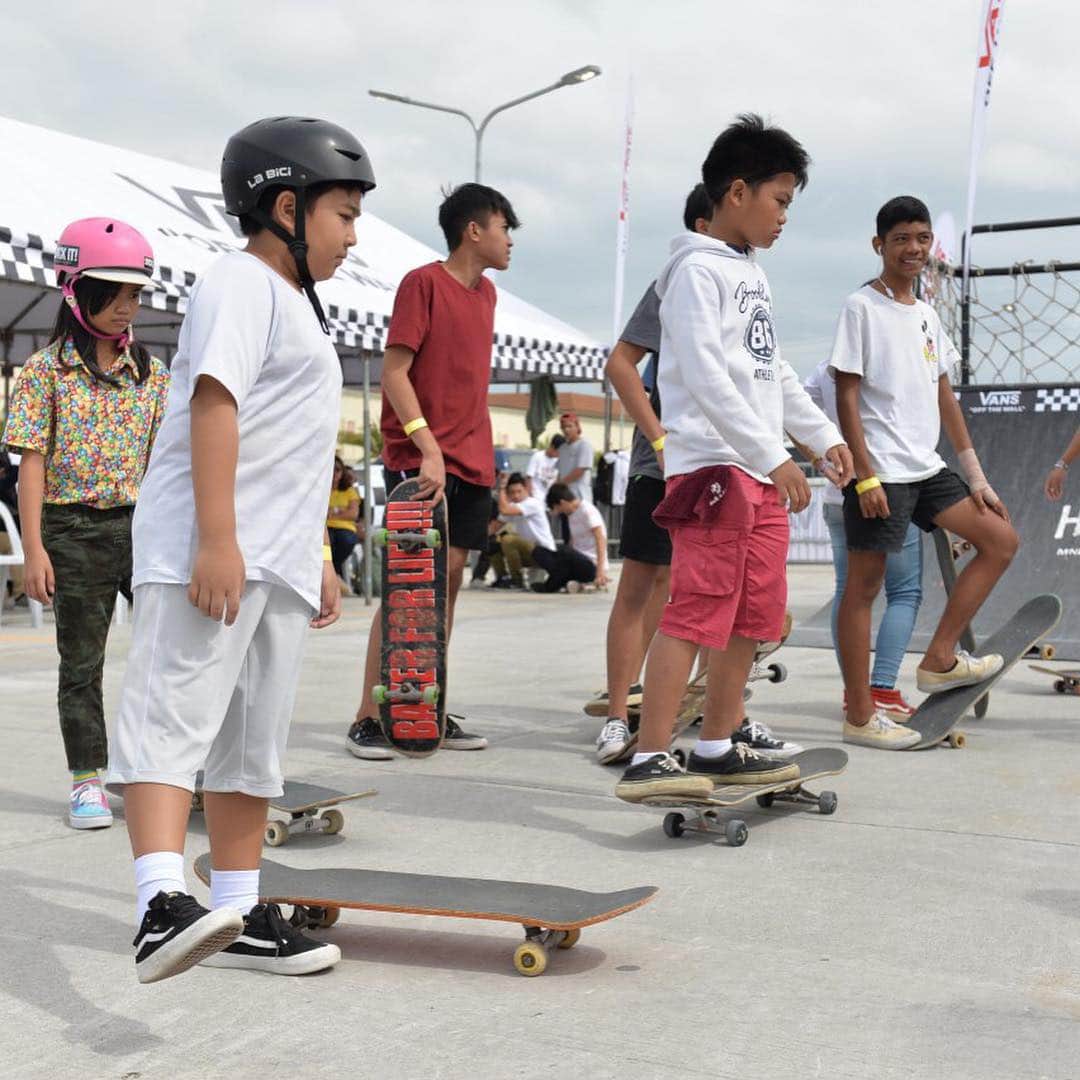 Vans Philippinesさんのインスタグラム写真 - (Vans PhilippinesInstagram)「Learn the basics of skateboarding! Don't you worry, we've got safety gears prepared for y'all! To know how to join the clinic, visit bit.ly/VansSkateClinicLipa.  #VansSkate #VansPhilippines」5月8日 16時14分 - vansphilippines