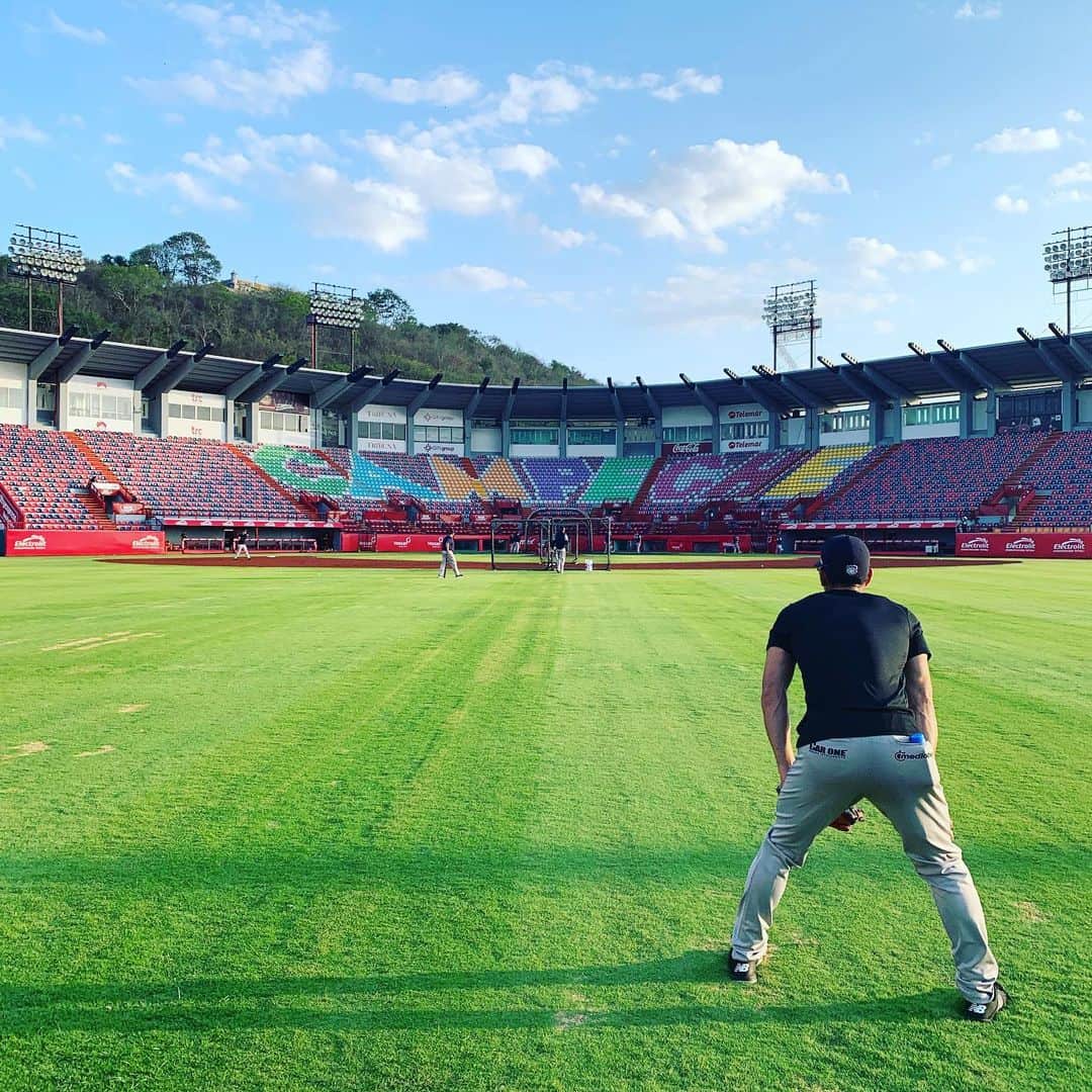 荒波翔さんのインスタグラム写真 - (荒波翔Instagram)「今日のグランドはこんな感じでした🤗 横浜のように青ベースではなく赤ベースの球場で、席にはCAMPECHEとカラフルに塗られていました^ ^  #lmb #todossomossultanes #campeche #オシャレ#カープを思い出す#newbalance」5月8日 16時20分 - shoshoshonosho.4