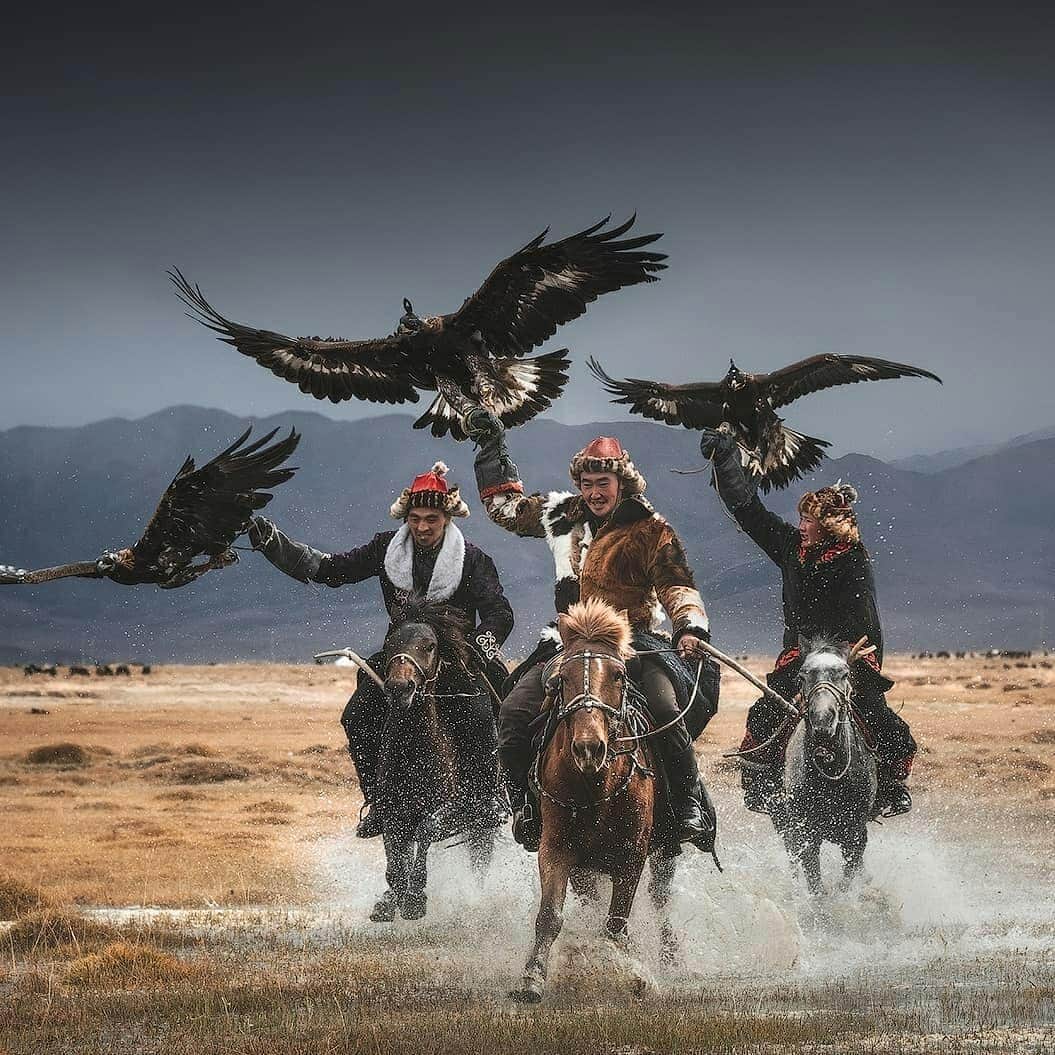 Discover Earthさんのインスタグラム写真 - (Discover EarthInstagram)「Can't get over how incredible all of these photos are ! The landscapes of Mongolia looks so beautiful and diverse ! Which photo do you like the most ? 🇲🇳🦅 Tag people who will love these shots ! — 📍#DiscoverMongolia — 📸 Photos by @danielkordan ​」5月8日 16時23分 - discoverearth