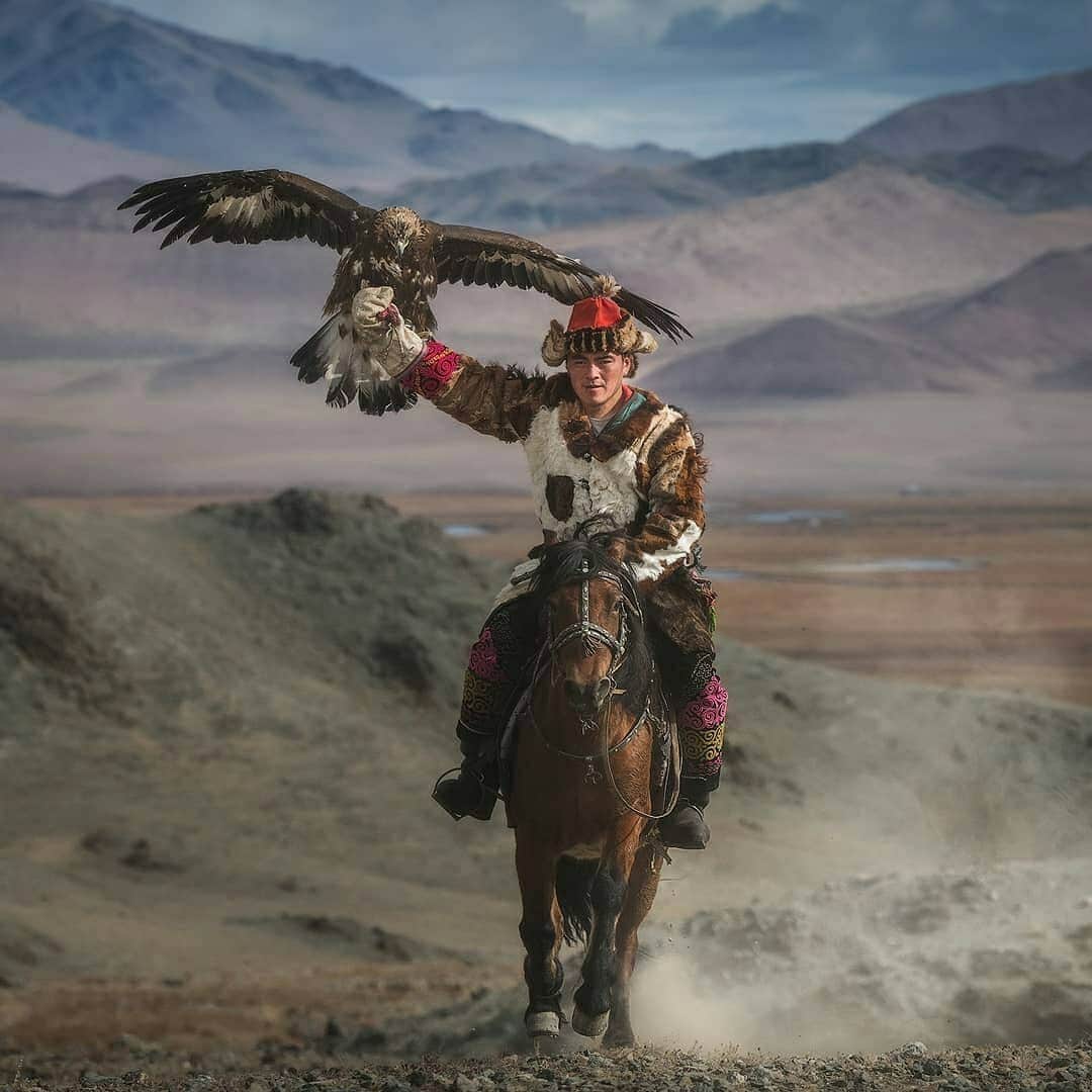 Discover Earthさんのインスタグラム写真 - (Discover EarthInstagram)「Can't get over how incredible all of these photos are ! The landscapes of Mongolia looks so beautiful and diverse ! Which photo do you like the most ? 🇲🇳🦅 Tag people who will love these shots ! — 📍#DiscoverMongolia — 📸 Photos by @danielkordan ​」5月8日 16時23分 - discoverearth