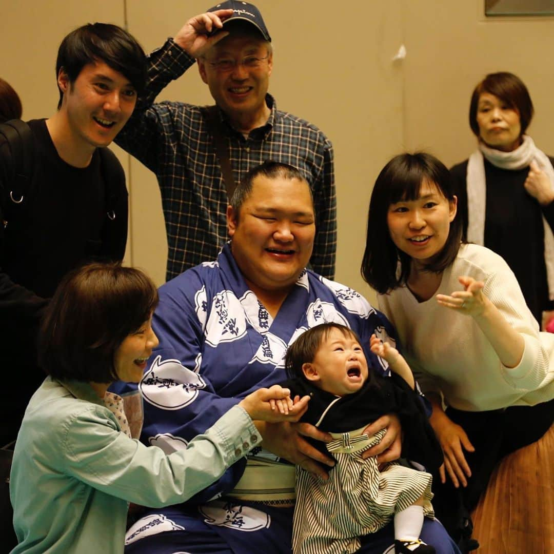 日本相撲協会さんのインスタグラム写真 - (日本相撲協会Instagram)「赤ちゃん抱っこ撮影会📸 北勝富士  #sumo #相撲 #大相撲 #五月場所 #赤ちゃん #baby #日本 #japan #両国 #両国国技館 #令和 #令和元年 #令和ベイビー  #令和ベビー  #北勝富士」5月8日 16時23分 - sumokyokai