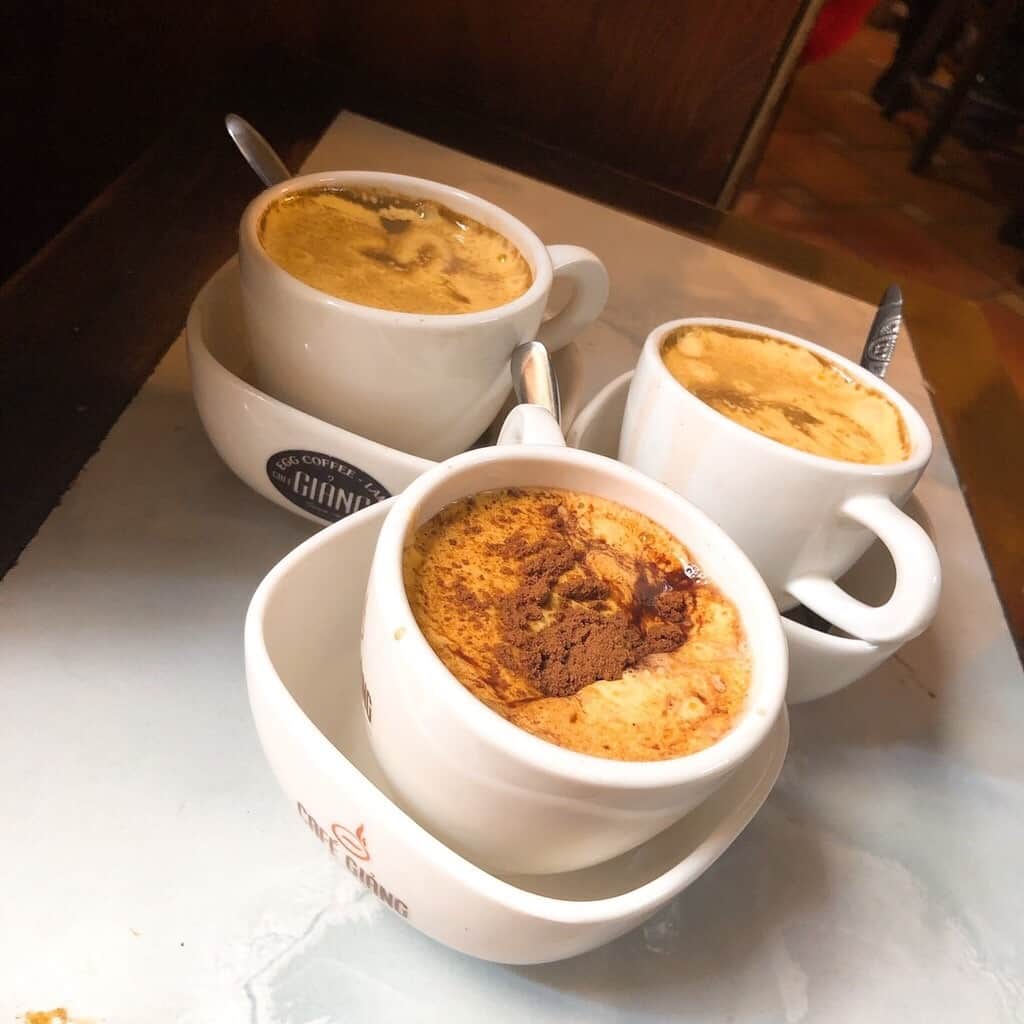 イモトのWiFiのインスタグラム：「. エッグコーヒー…卵とコーヒーなんて コーヒーの苦みとフワフワな卵黄が絶妙に合わさって、これ以上無い濃厚な味わいになるんです♡ コーヒーが苦手な方にはエッグチョコレートもオススメ◎ . . #イモトのWiFi #羽田空港 #成田空港 #海外旅行 #タイ #タイ旅行 #ベトナム料理 #ベトナム #観光地 #ベトナム旅行 #アジア旅行 #タビジョ #旅行コーデ #シンガポール #旅行好きな人と繋がりたい #シンガポール料理 #フォトジェニック #休日 #おでかけ #旅したくなるフォト #タイ国際空港 #旅女 #マイトリ #小籠包 #ひとり旅 #旅行大好き #夏の旅行 #女一人旅 #一人旅 #アジア」